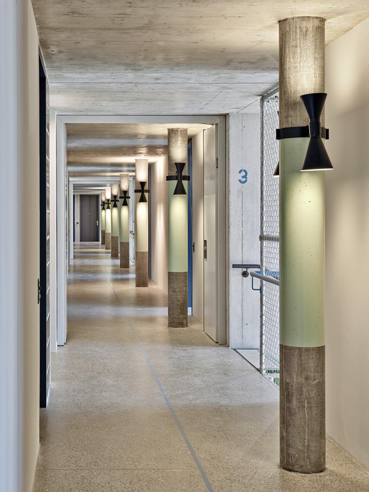 An den Wohnungseingängen und Zimmertüren knicken die Innenwände teils um 45° ab. Die geräumigen Mittelflure im Haus erinnern ein wenig an die Rues Intérieures in Le Corbusiers Unités d'Habitation.