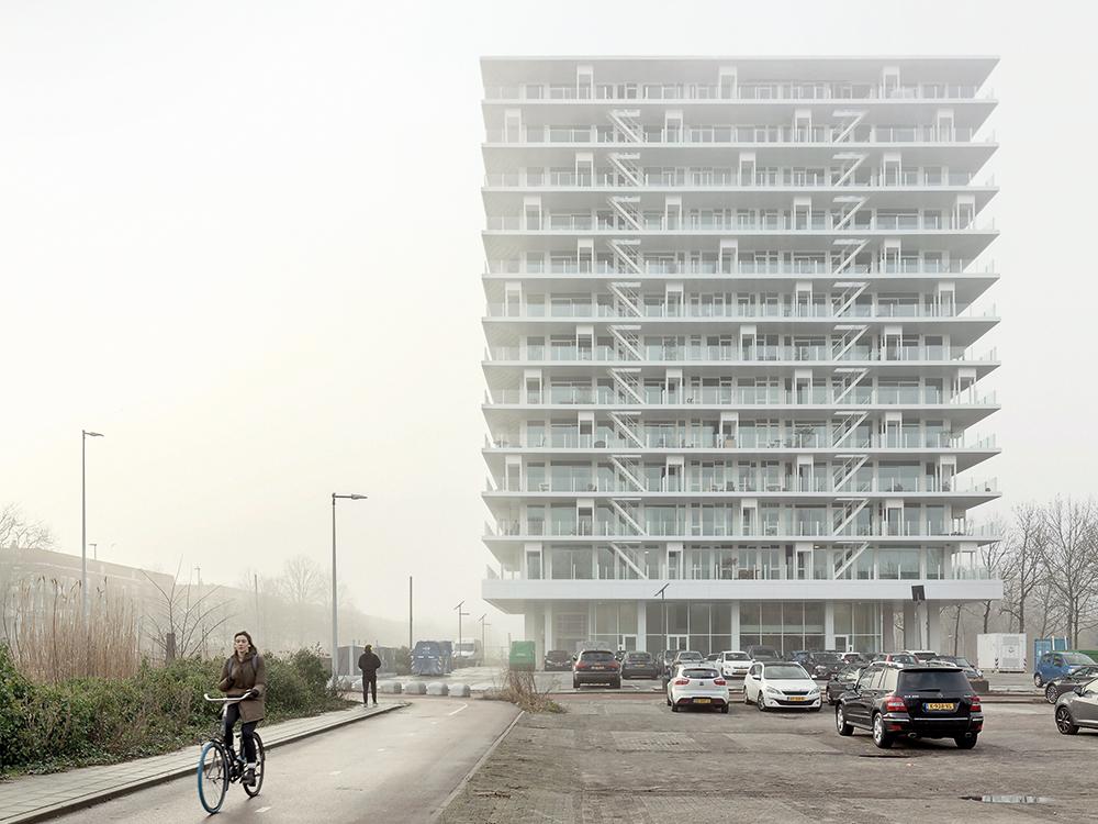 Einst diente das Gebäude als Zentrale der niederländischen Postsparkasse. Der flache Gebäuderiegel wurde abgerissen, der Kopfbau um drei Etagen aufgestockt und zu Wohnungen umgewandelt.