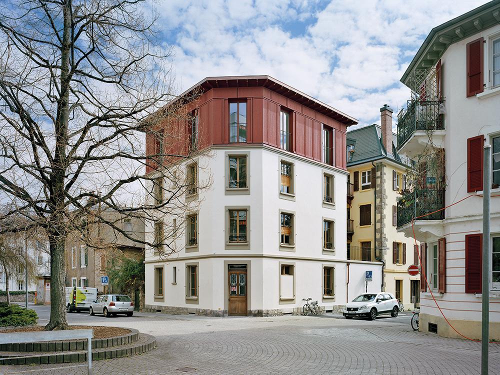 The new rooftop addition adopts the facade arrangement of the existing floors. It features a lightweight and extensively prefabricated timber construction.