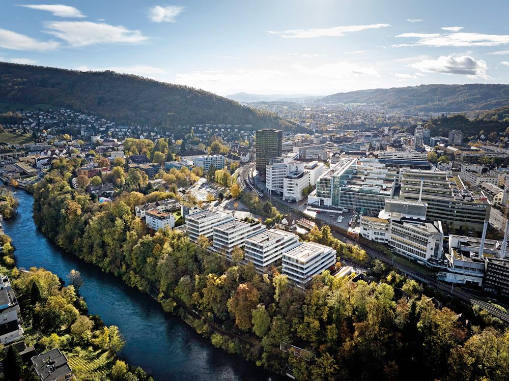 In aussichtsreicher Lage liegen die vier ehemaligen Büroriegel über dem Ufer der Limmat. Ihre Fassadengliederung mit den Fensterbändern blieb auch beim Umbau zu Wohnungen erhalten.