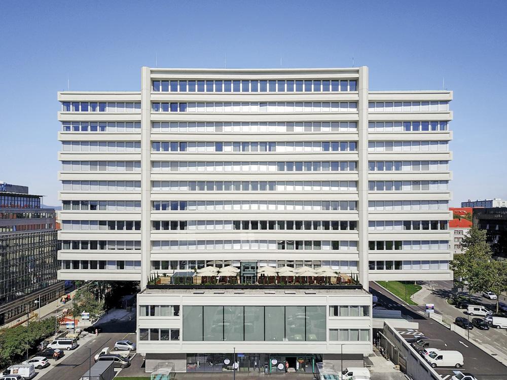 Ein gigantisches Außenskelett aus Beton trägt den ehemaligen Philips-Verwaltungsbau an der Wiener Stadteinfahrt. Heute ist darin ein Boardinghouse untergebracht.