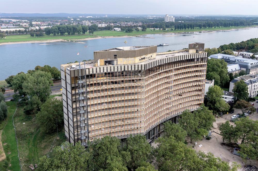 Früher war die BDIZentrale am Kölner Rheinufer ein markanter Solitär. Heute dient sie zum Wohnen und ist in ein gemischt genutztes Quartier eingebunden.