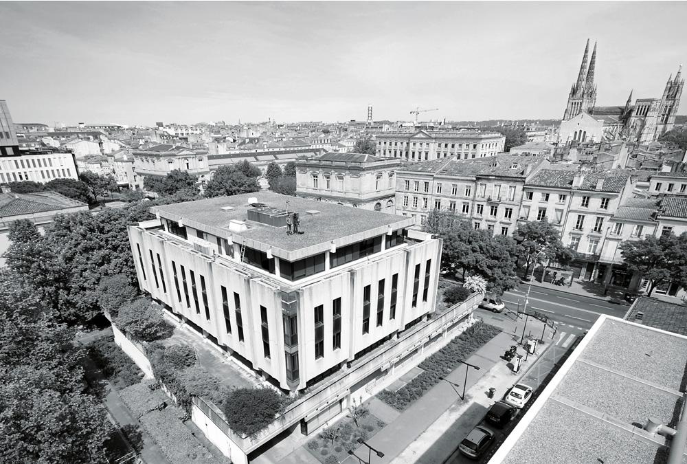 The former bank building is located at the edge of the inner city of Bordeaux. The branch office on the ground floor stayed in operation during the conversion into housing.