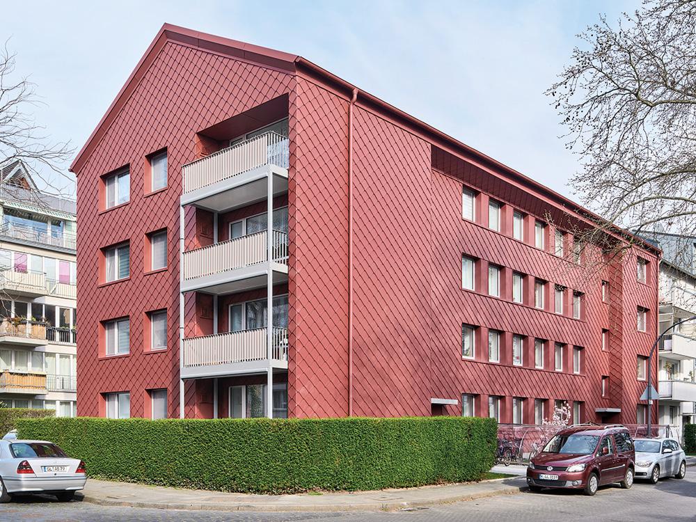 Das Wohnhaus in Köln-Zollstock sanierten Zeller Kölmel Architekten. Wie viele der hier gezeigten Beispiele zählt es zu einer Reihe von Pilotprojekten zur seriellen Sanierung, die von der Deutschen EnergieAgentur (Dena) initiiert wurden.