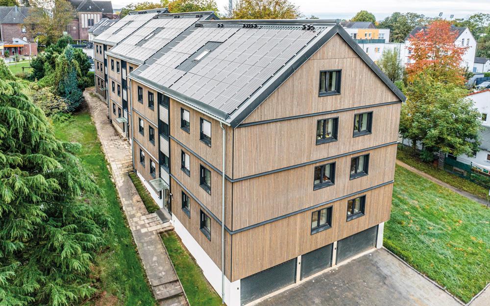 Holztafelelemente von Steico bilden die neue Hülle dreier Mehrfamilienhäuser in der Wichernstraße in Bochum, die durch Ecoworks seriell saniert wurden.
