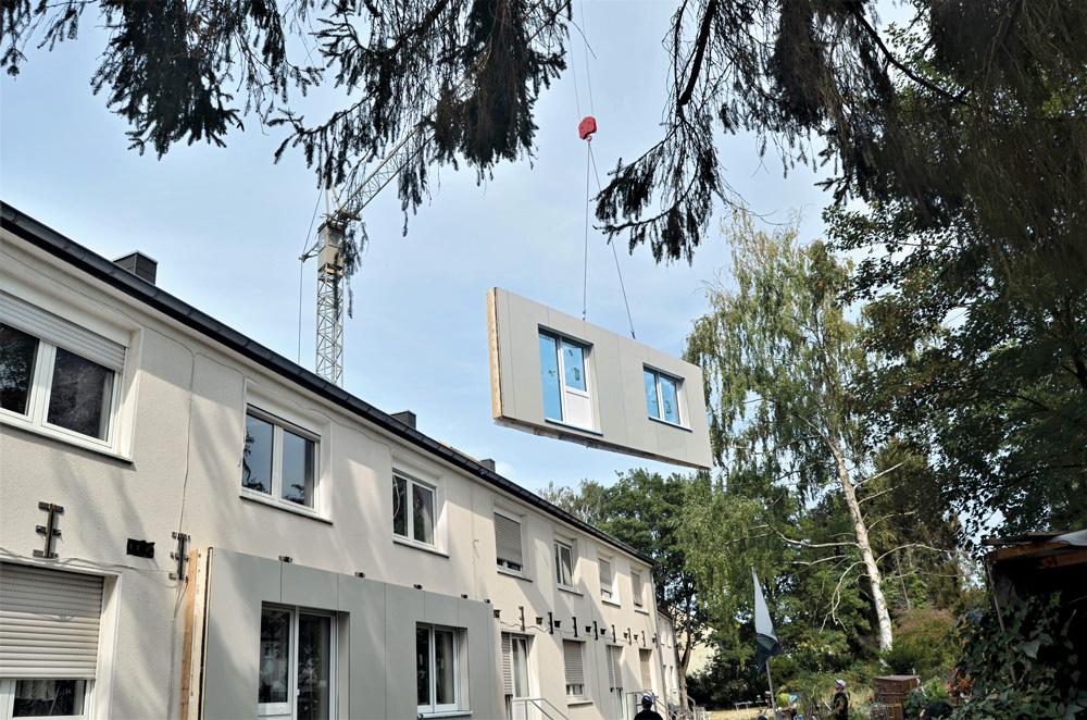 Montage der Fassadenelemente von Saint-Gobain Preformance an Geschosswohnbauten in Mönchengladbach-Hardt.