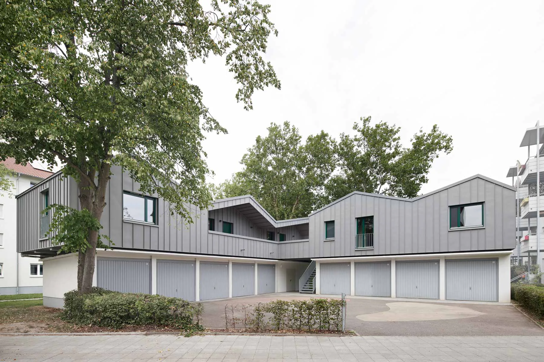 Nachverdichtung einer Wohnsiedlung in Karlsruhe: Garagenaufstockung als Wohnraum