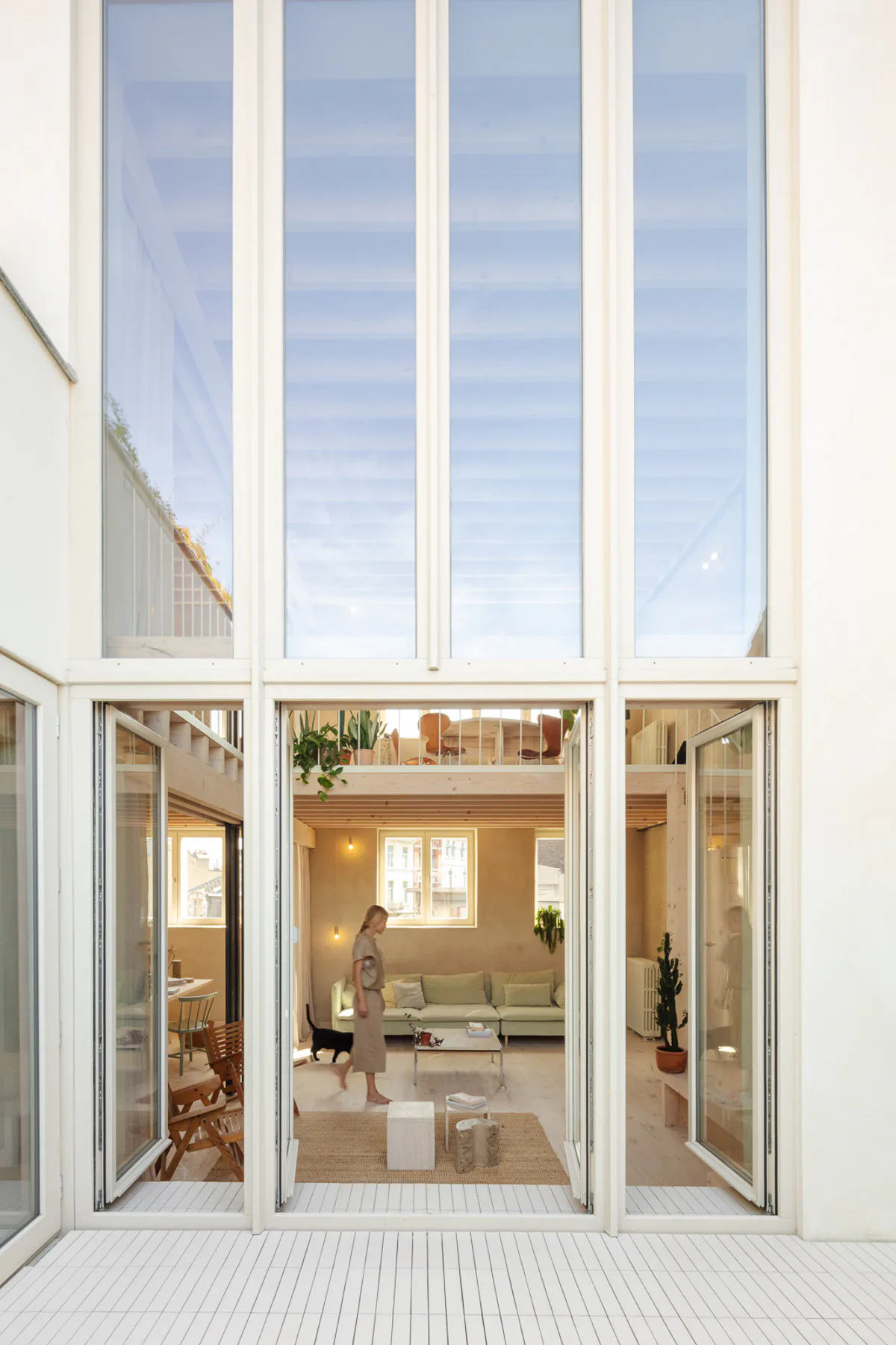Große Fensterflächen belichten den Innenraum.