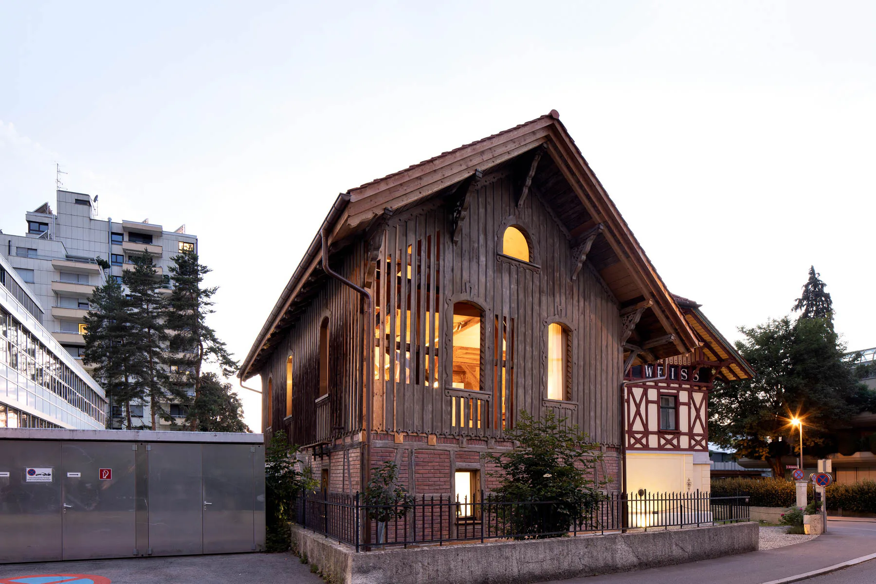Julia Kick Architekten bauen im Altbestand: Die Fassade des Wirtschaftsgebäudes mit ihrer Patina wurde belassen, der Ausbau erfolgte von innen.