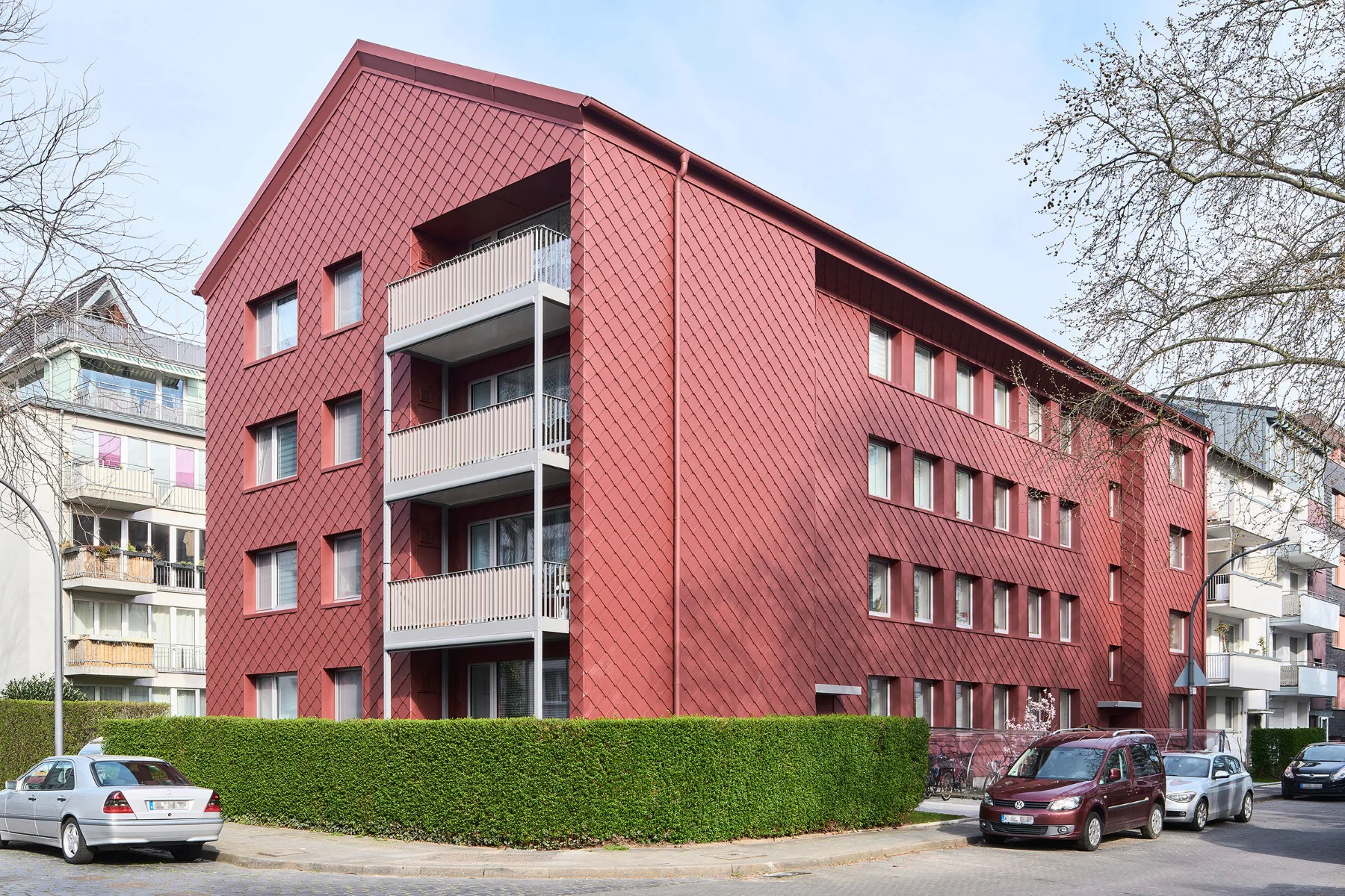 Hinter den Aluminiumrauten des durch Zeller Kölmel Architekten seriell sanierten Wohnhauses in Köln-Zollstock verbergen sich vorgefertigte Holztafelemente.