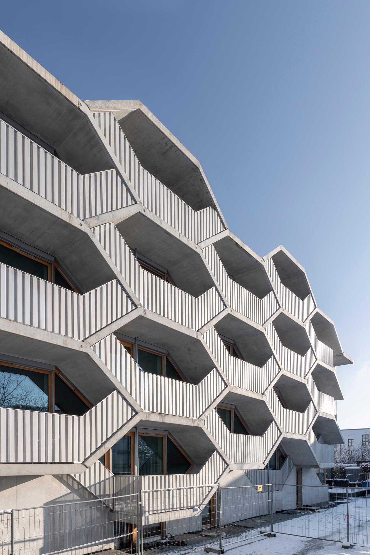 Der provokante Entwurf des vielfach ausgezeichneten Architekten Peter Haimerl bricht radikal mit der quaderförmigen, standardisierten Gebäudestruktur.