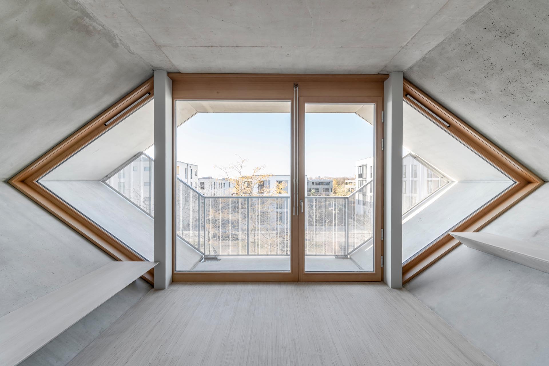 Jede Wabe verfügt über einen Balkon nach West oder Ost. Für den thermisch trennenden Anschluss sorgt Schöck Isokorb XT Typ Q-P und Typ H.