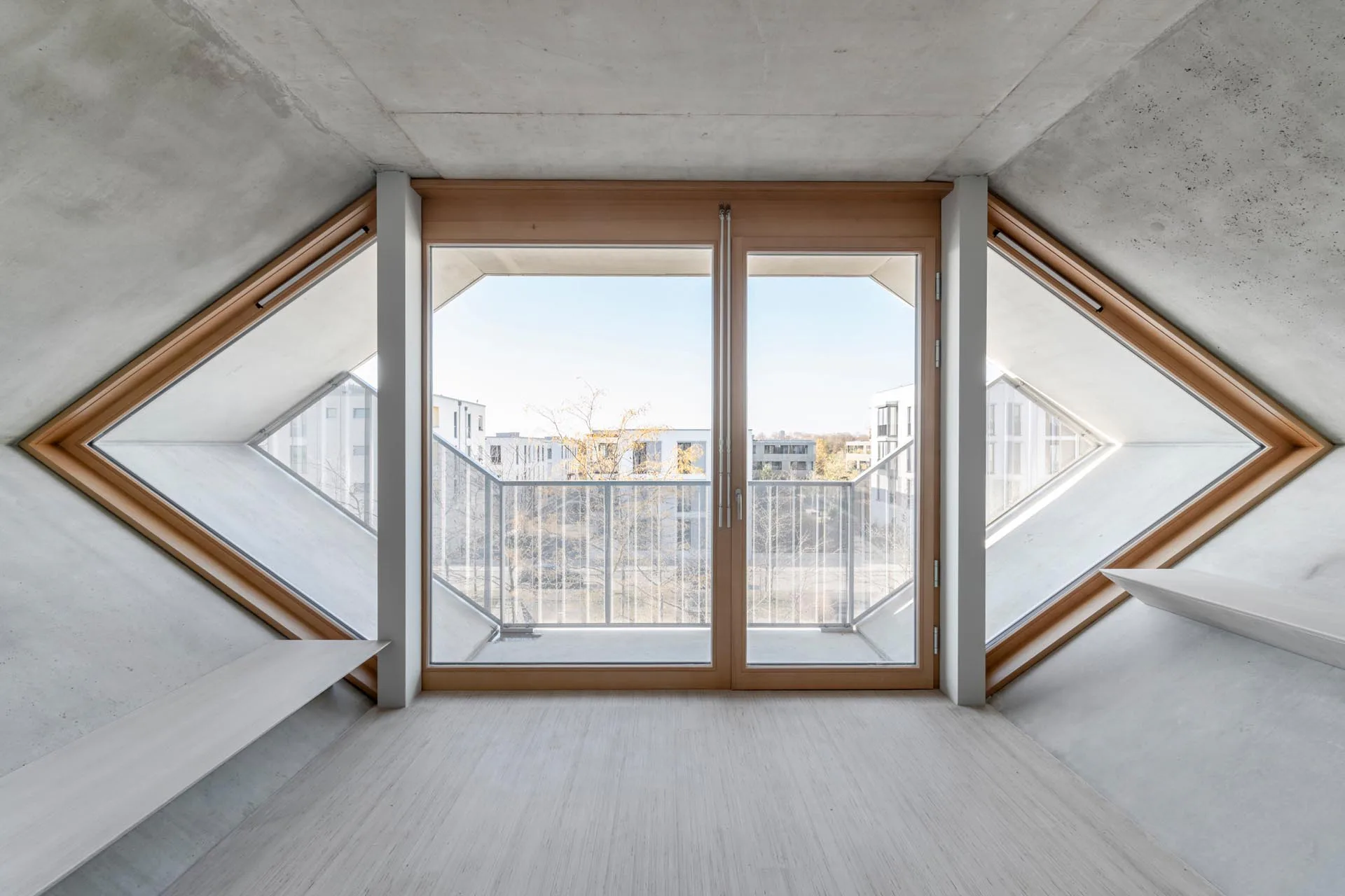 Jede Wabe verfügt über einen Balkon nach West oder Ost. Für den thermisch trennenden Anschluss sorgt Schöck Isokorb XT Typ Q-P und Typ H.