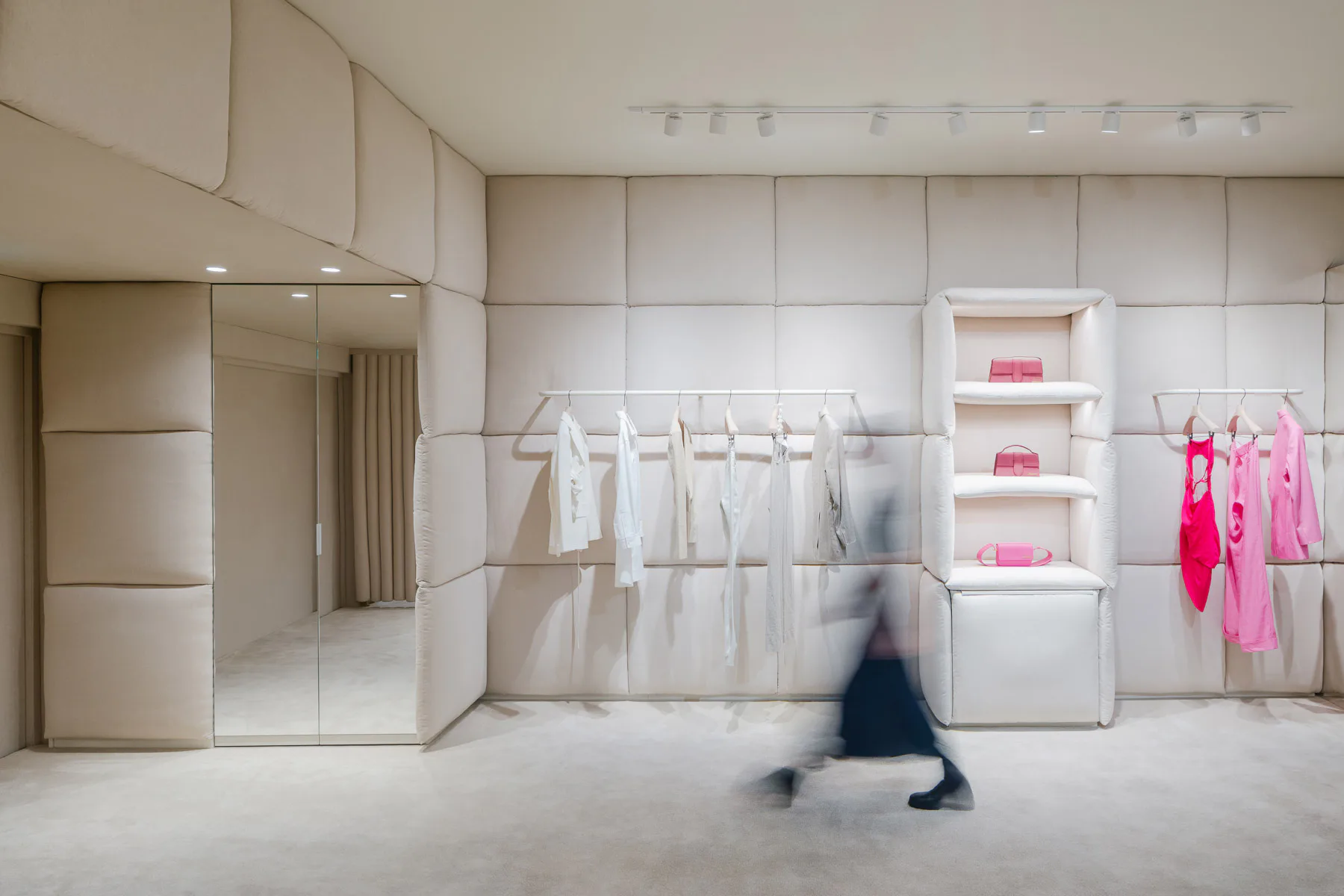 Weiße Kissen dominieren den Raumeindruck des Jacquemus Store in Paris.