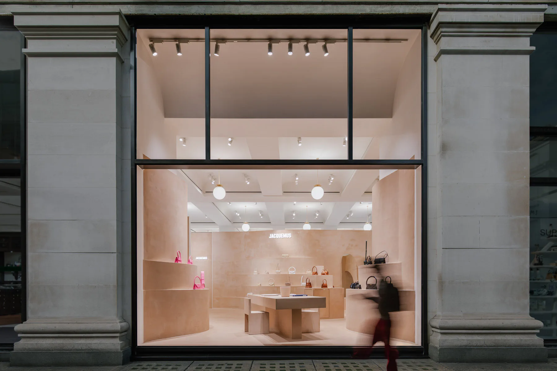 Der Jacquemus Store bei Harvey Nichols in London ist mit Kalksandstein verkleidet.