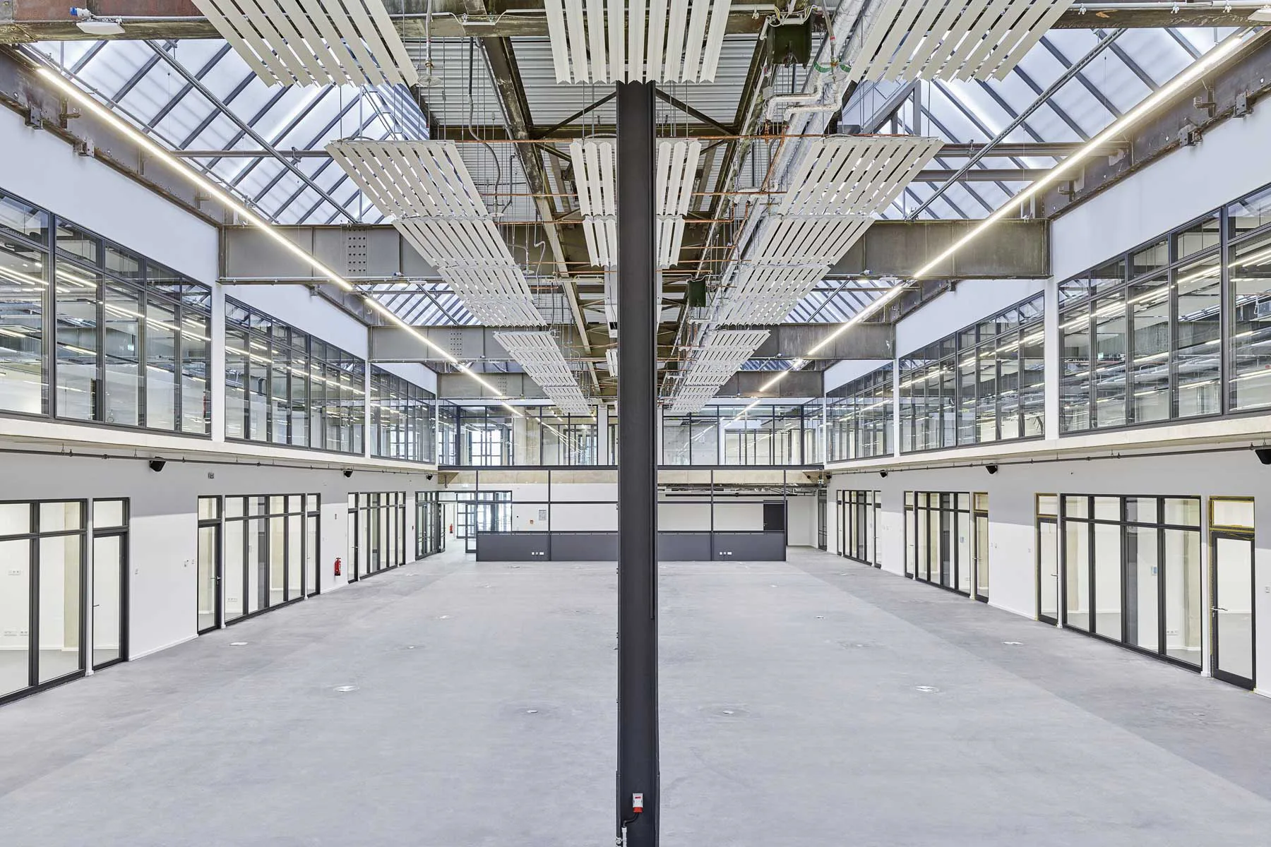 Das ehemalige Carlswerks in Köln-Mülheim mit dem vollverglasten Trennwandsystem von Pan+Armbruster
