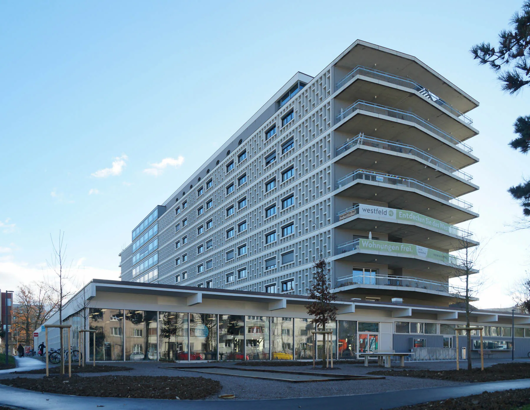 An den Stirnseiten kragen die Decken zu großen Terrassen aus.