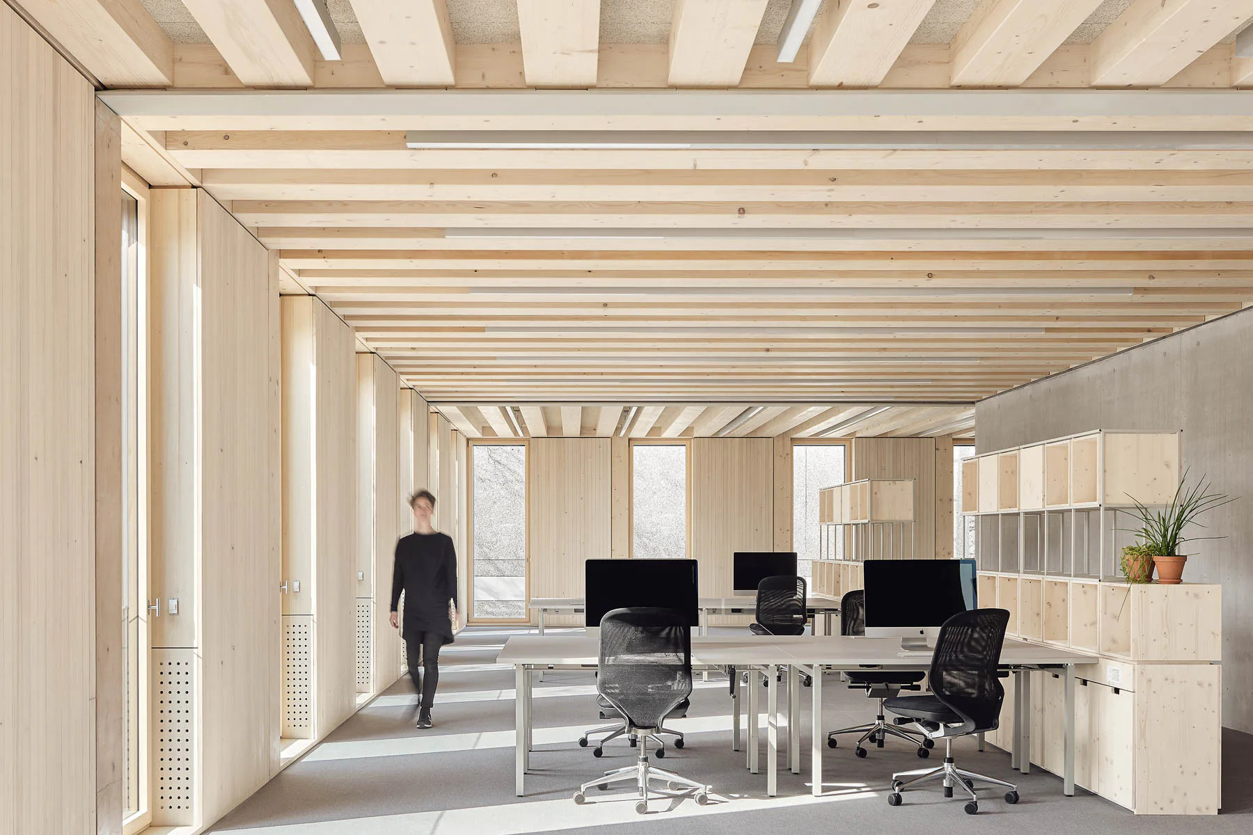 Die neue Unternehmenszentrale der GWG Tübingen überrascht innen mit viel sichtbarem Holz.