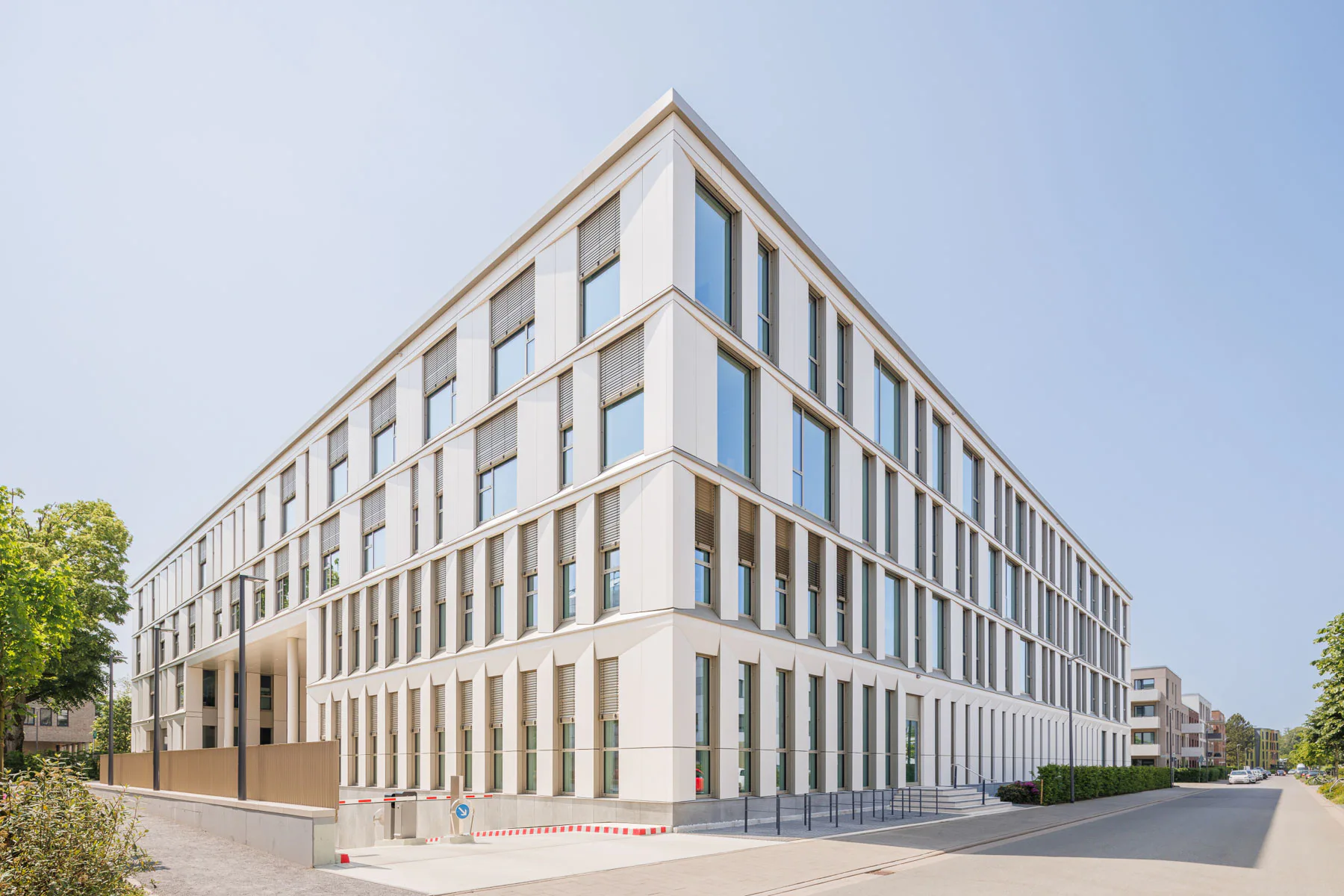 Die vorgehängte hinterlüftete Fassade ist mit Dekton Aeris und Kreta (im Sockelgeschoss) von Cosentino verkleidet.