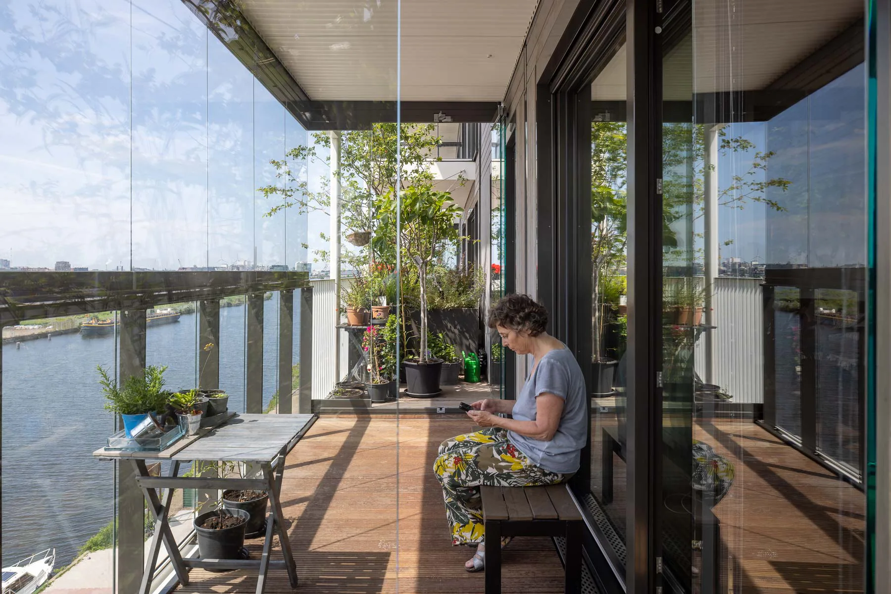 The balconies, conservatories and two-storey planting niches extend the living space.