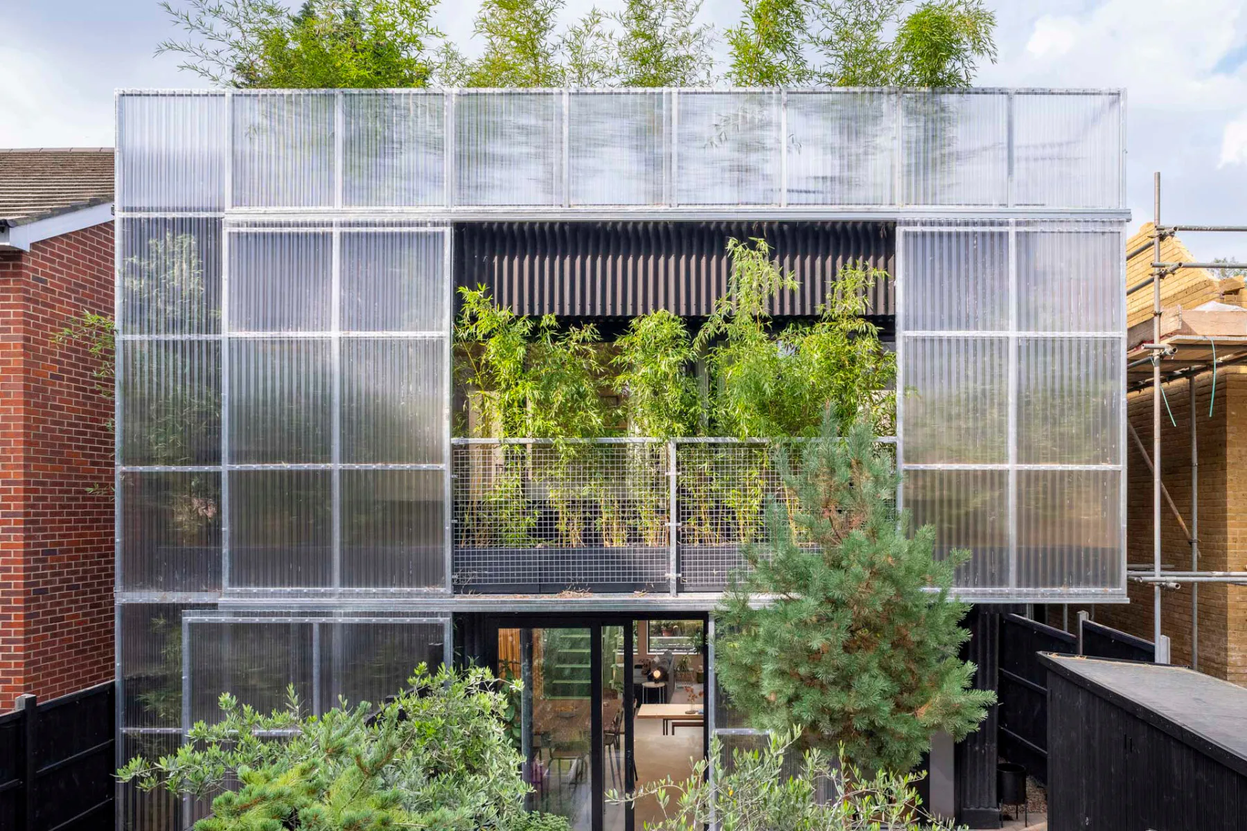 Die südliche Fassade des Green House ist mit Bambus bepflanzt und mit verschiebbaren Polycarbonat-Scheiben versehen.