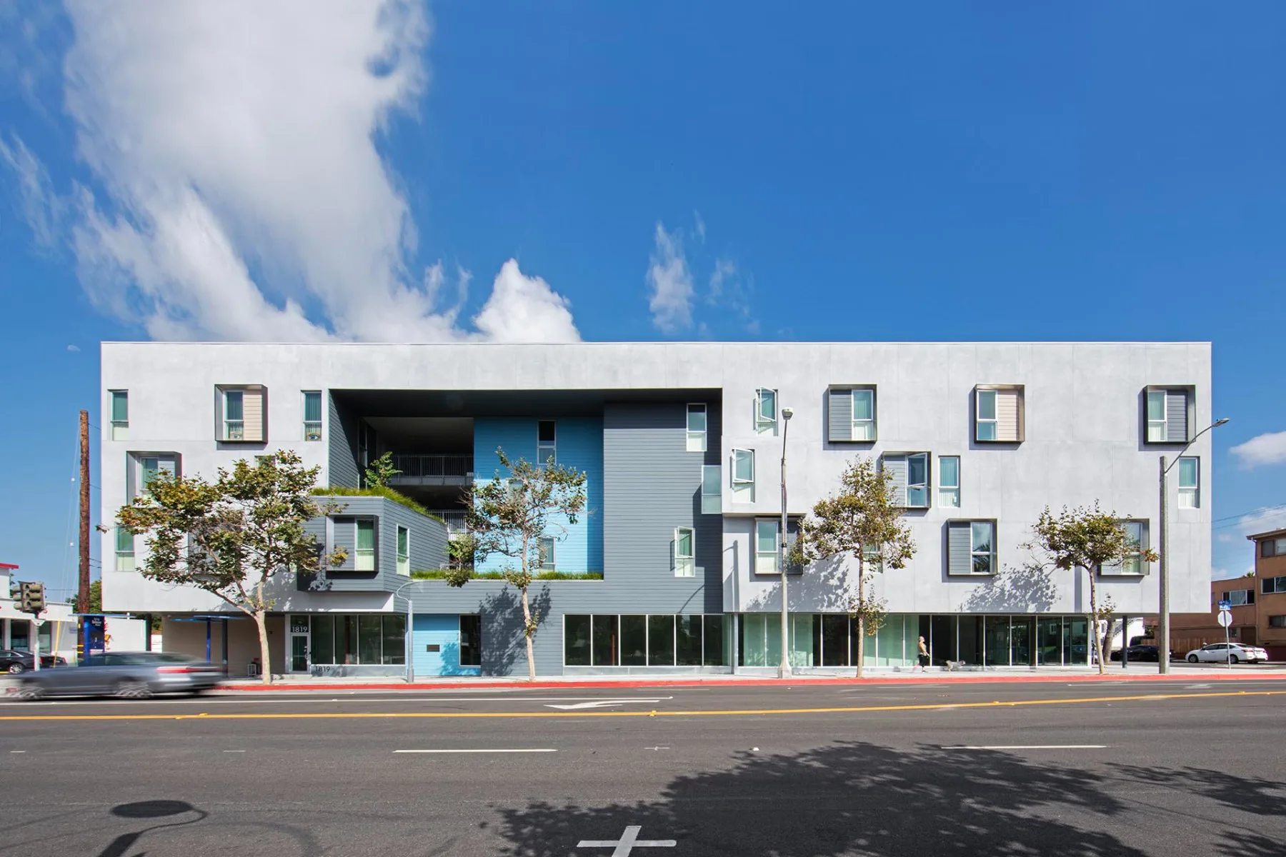 Das Projekt 1819 Pico von Brooks + Scarpa im kalifornischen Santa Monica ist ein sozialer Wohnungsbau mit dem Energiestandard eines Nullenergiehauses.