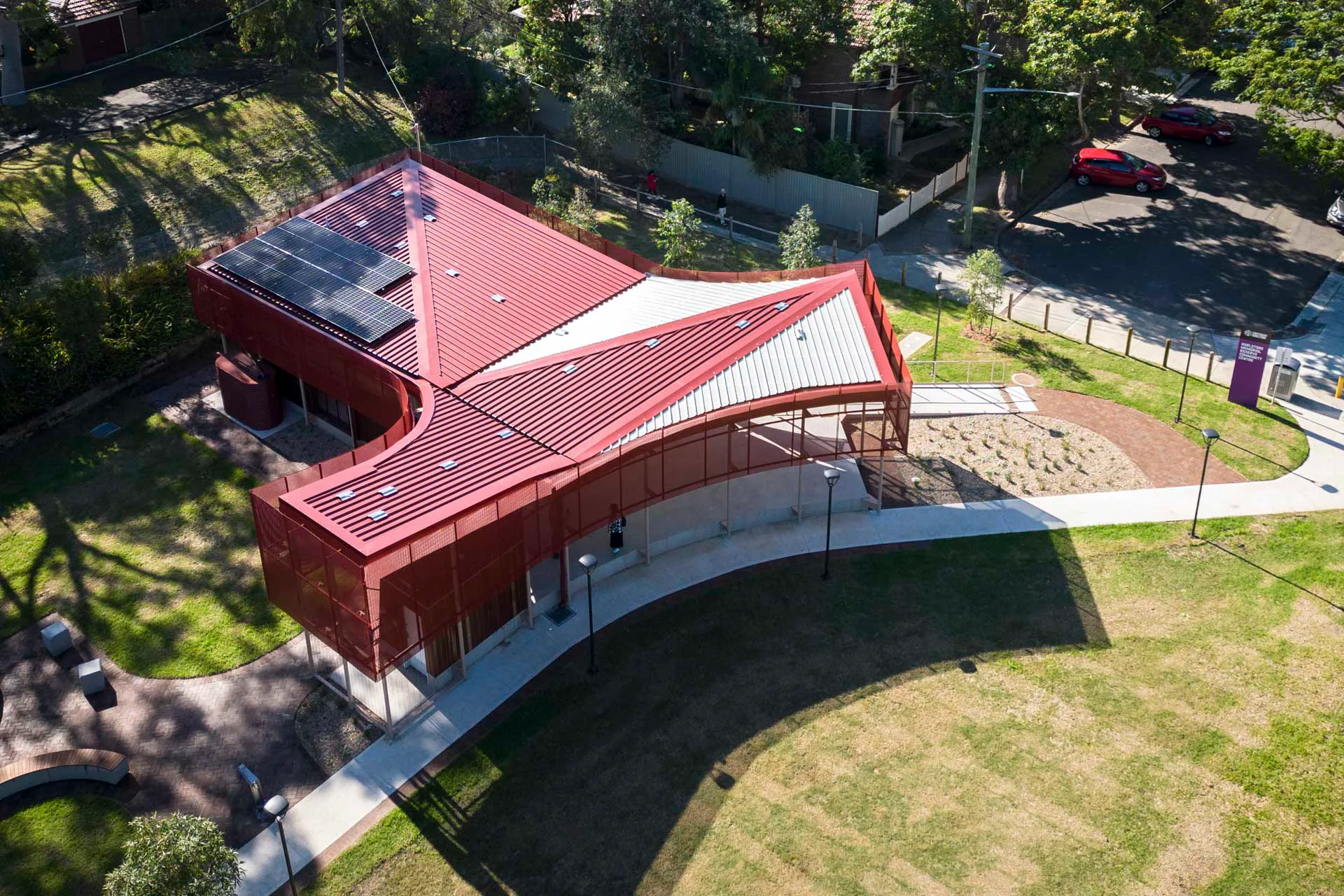 Das Gemeindezentrum revitalisiert einen wenig genutzten Vorstadtpark.