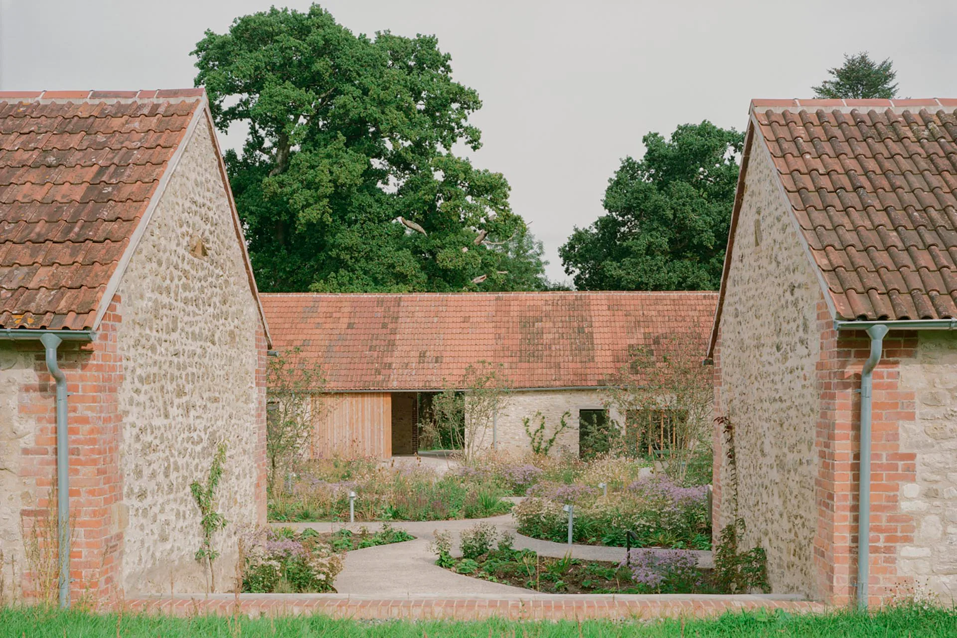 Mehrere verfallene Landwirtschaftsgebäude sind nun Ferienwohnungen eines großen Bio-Bauernhofs in Dorset.