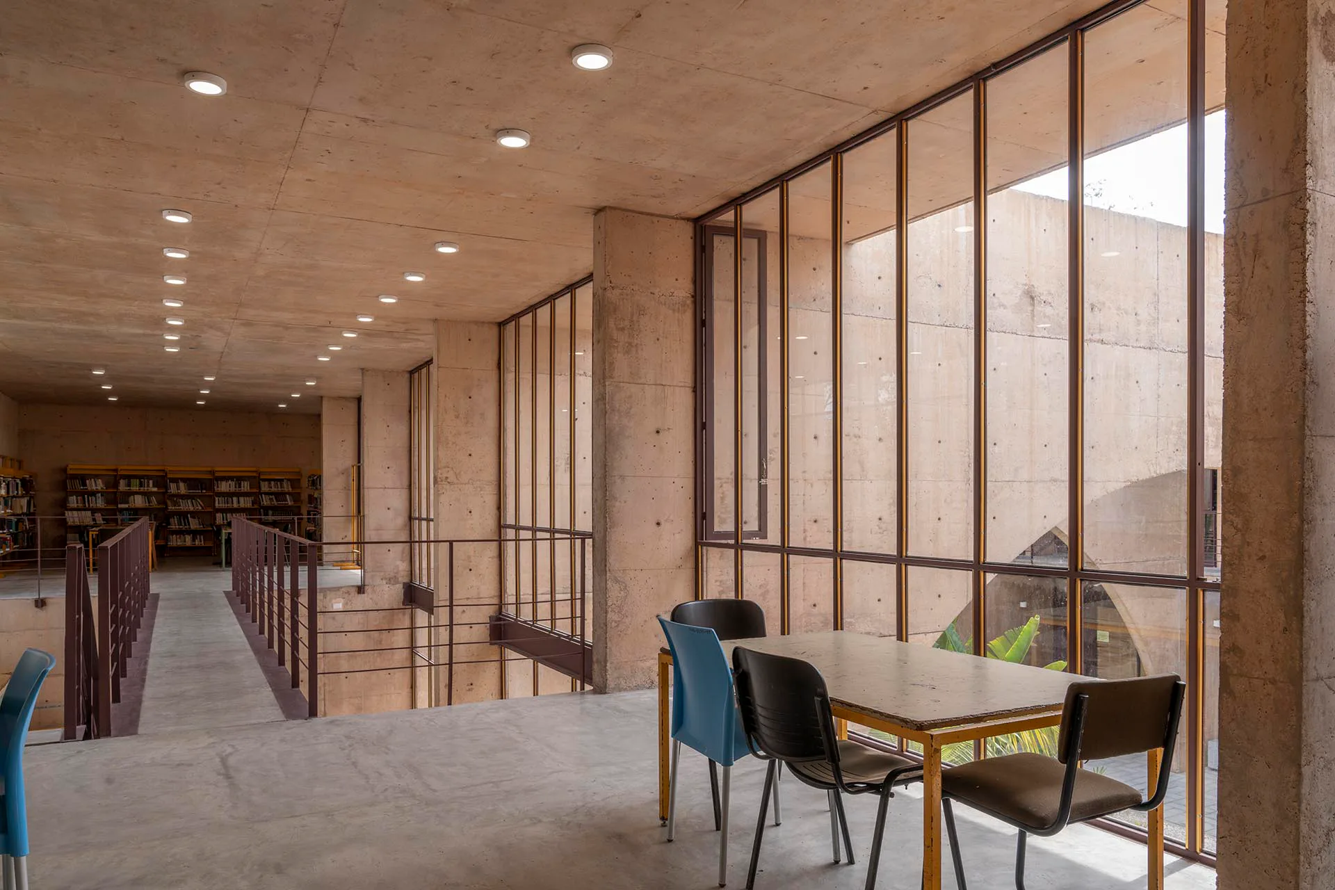 Die zweigeschossige Bibliothek zählt zu den großzügigsten Räumen im Haus.