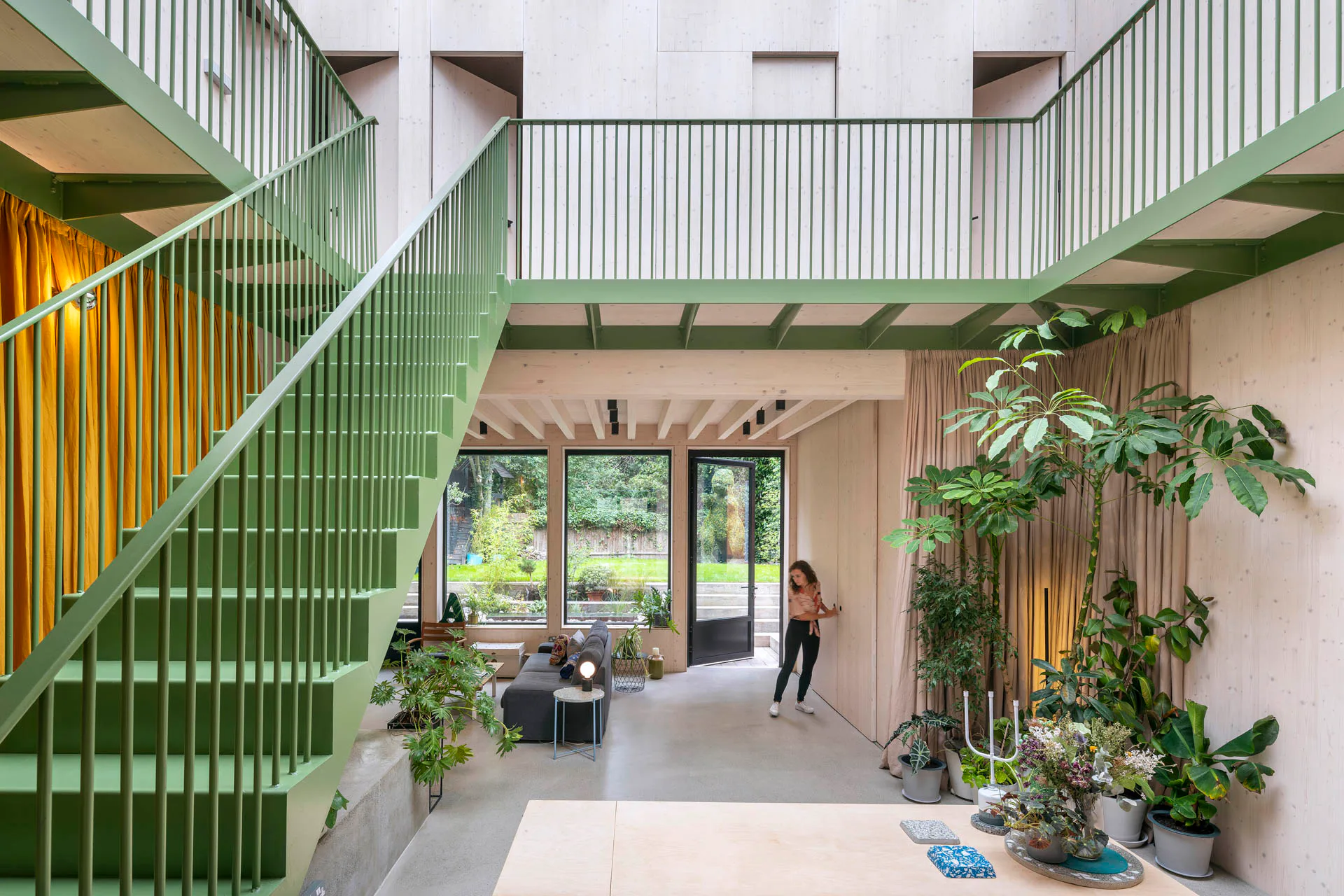 Das Wohnzimmer befindet sich an der Vorderseite des Hauses mit Blick ins Grüne.