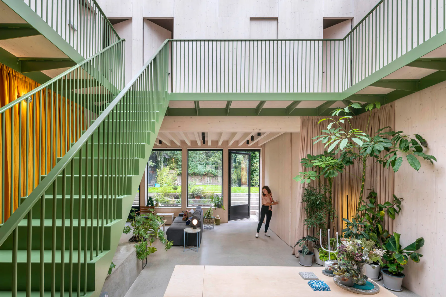 Das Wohnzimmer befindet sich an der Vorderseite des Hauses mit Blick ins Grüne.