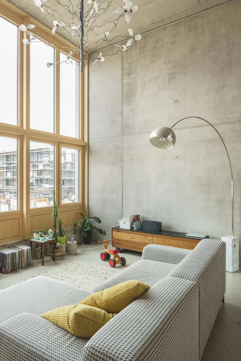 Der Wohnbereich öffnet sich über eine große Fensterfläche nach außen.