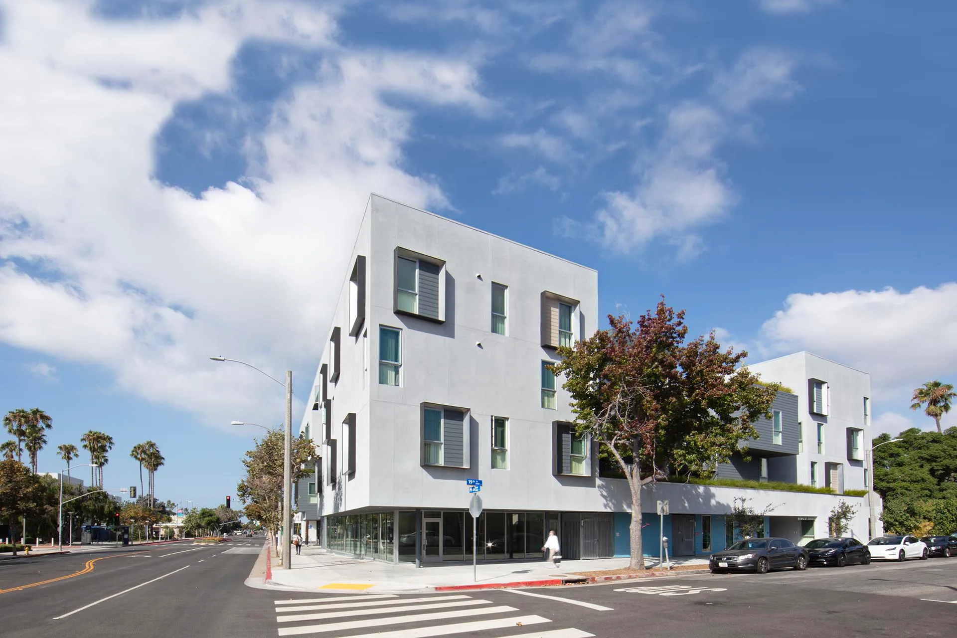 Der Neubau befindet sich gegenüber dem Santa Monica College am Pico Boulevard.