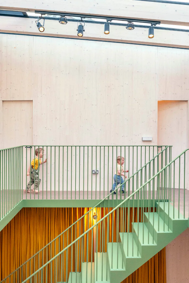 Die Wohnräume im Erd- und Obergeschoss sind durch ein zentrales, von oben belichtetes Atrium miteinander verbunden.