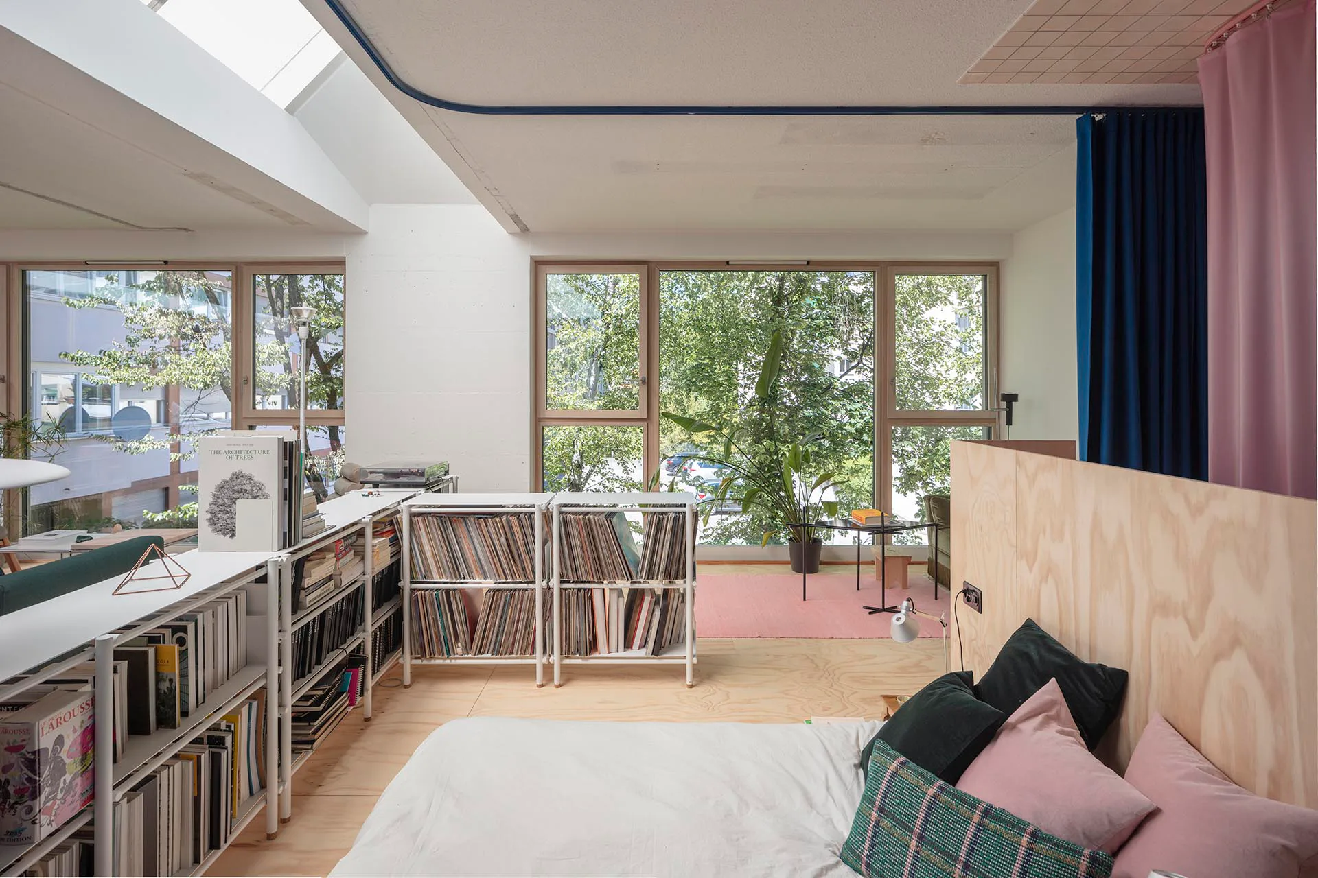 Über bodentiefe Fenster öffnet sich die Wohnung nach draußen.