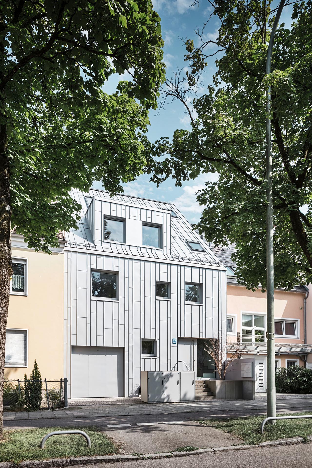 Frontalansicht: Münchner Reihenhaus in Prefalz.