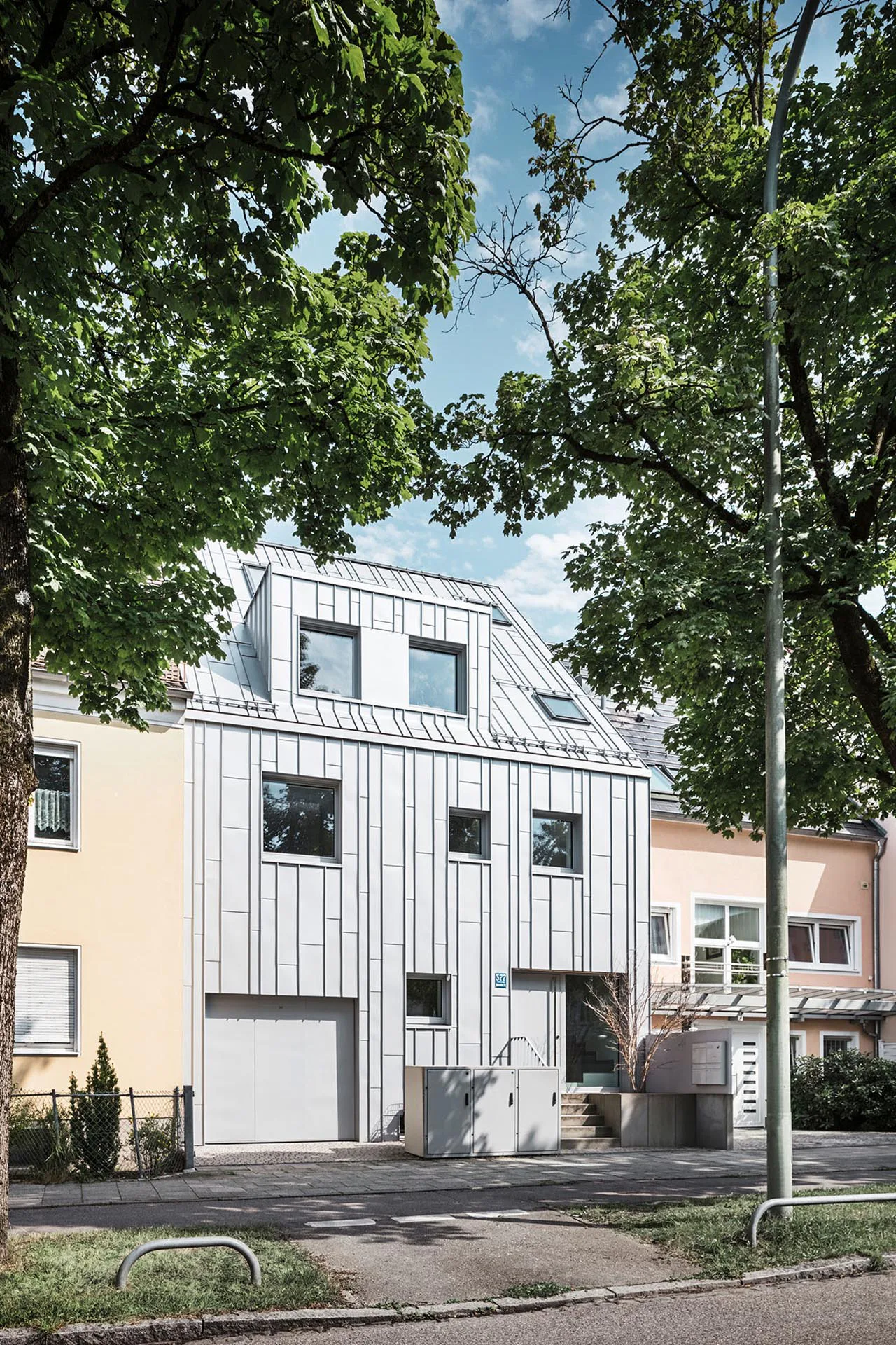 Frontalansicht: Münchner Reihenhaus in Prefalz.