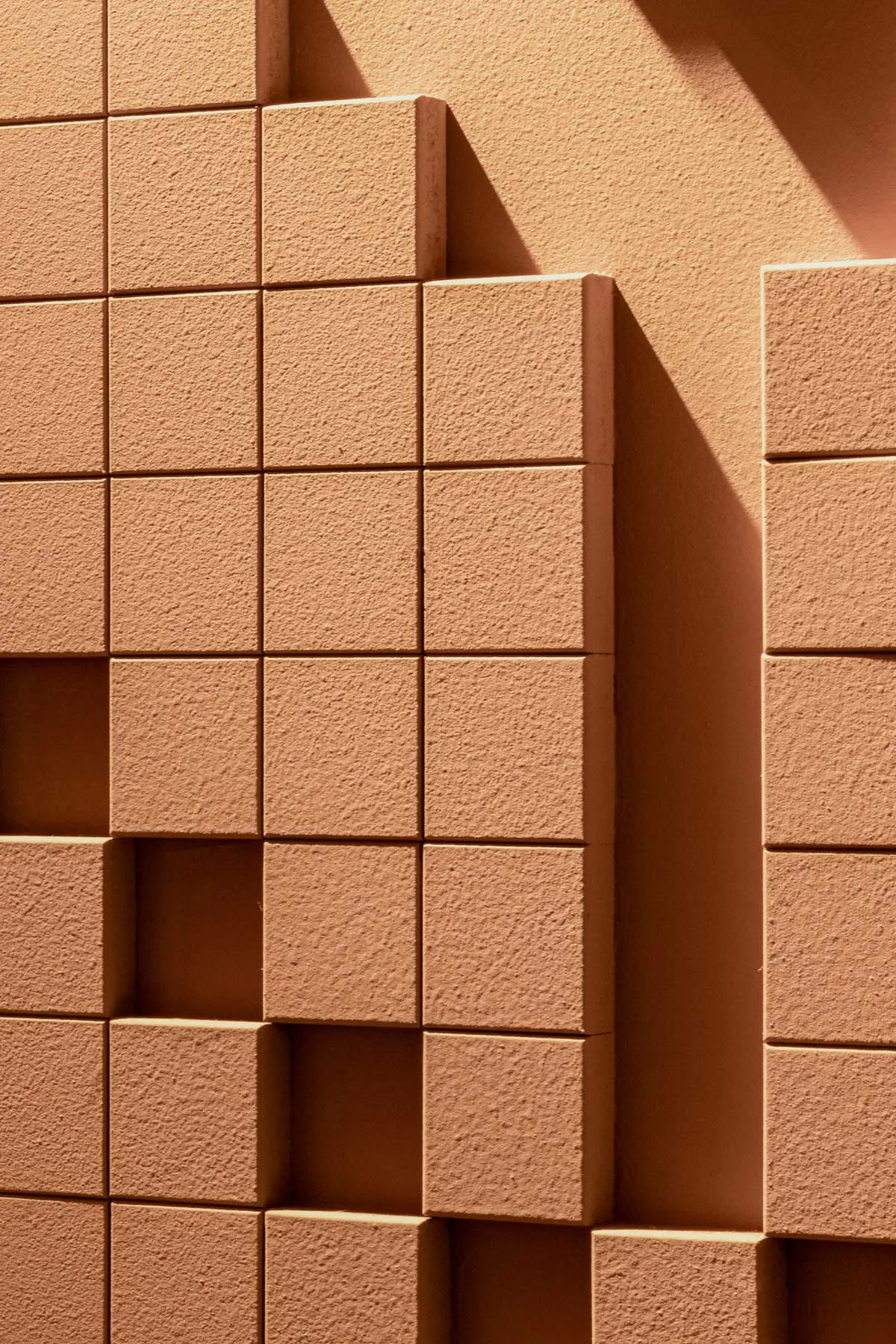 Ein dreidimensionales Mosaik ziert die Wand neben dem Eingang.