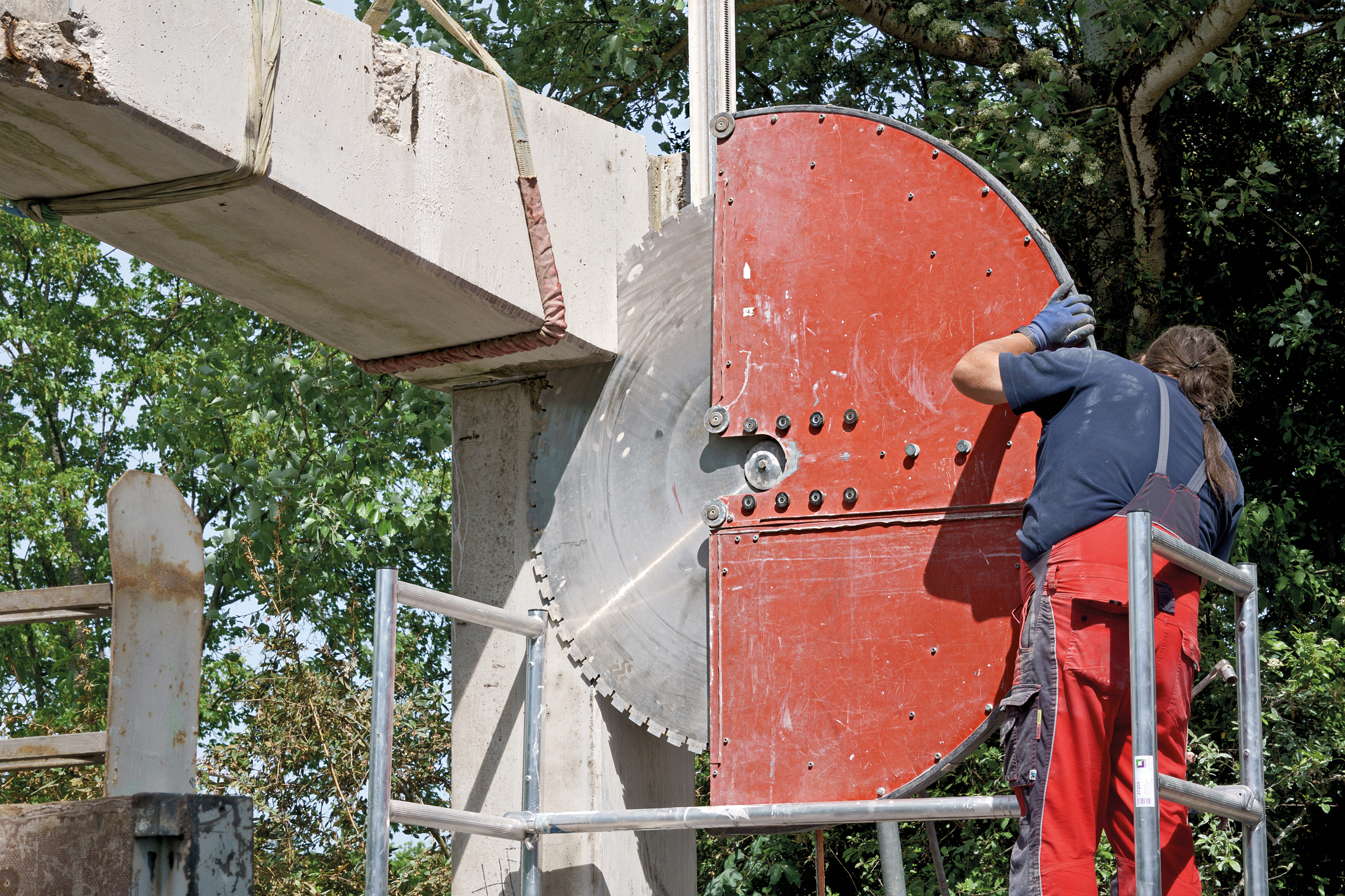 Zerlegung des Betonstegs mit Betonsägen und kontrollierter Rückbau.