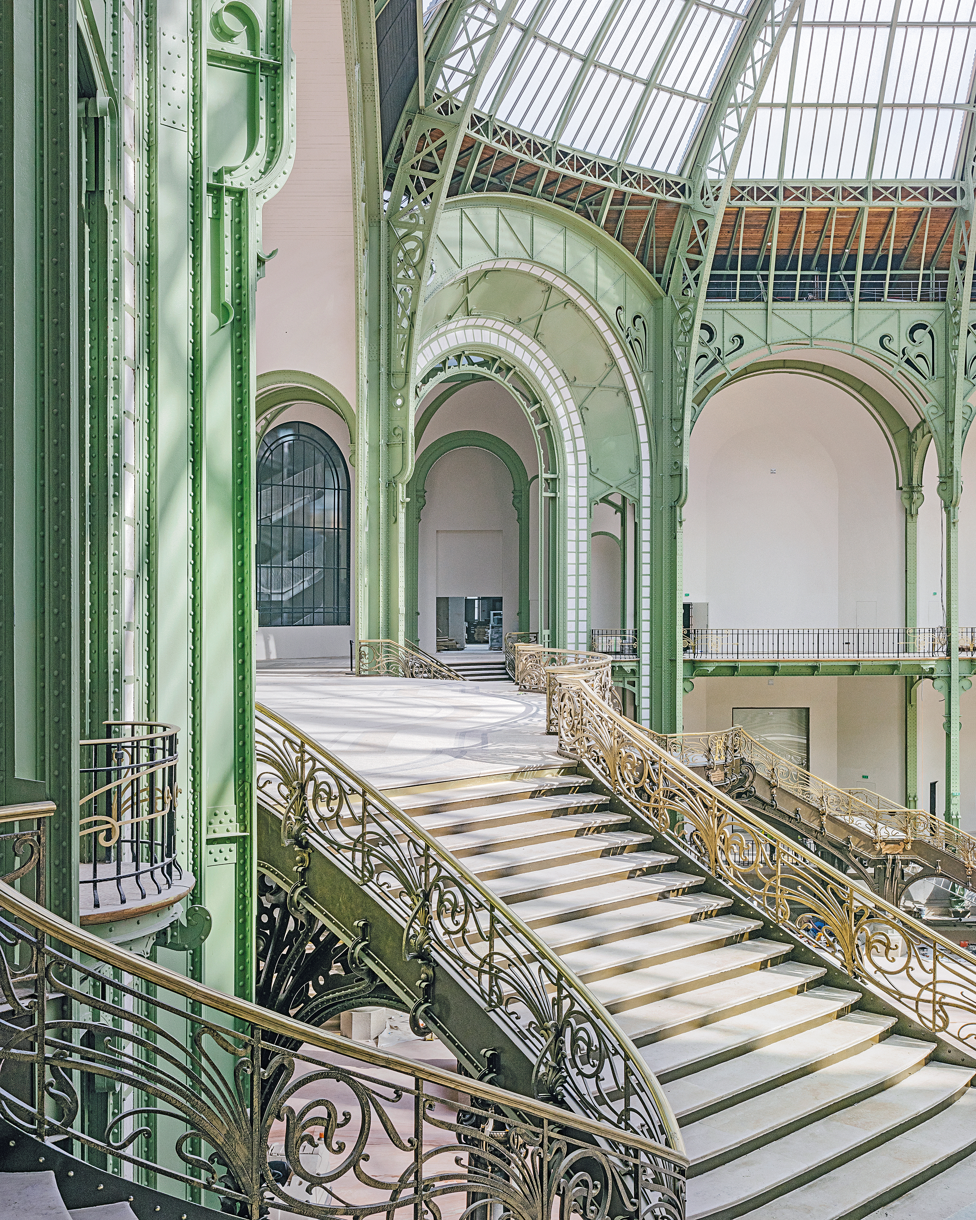 Die ornamentale Treppenanlage an der Stirnseite der großen Halle ist Zeugnis reinsten Jugendstils.