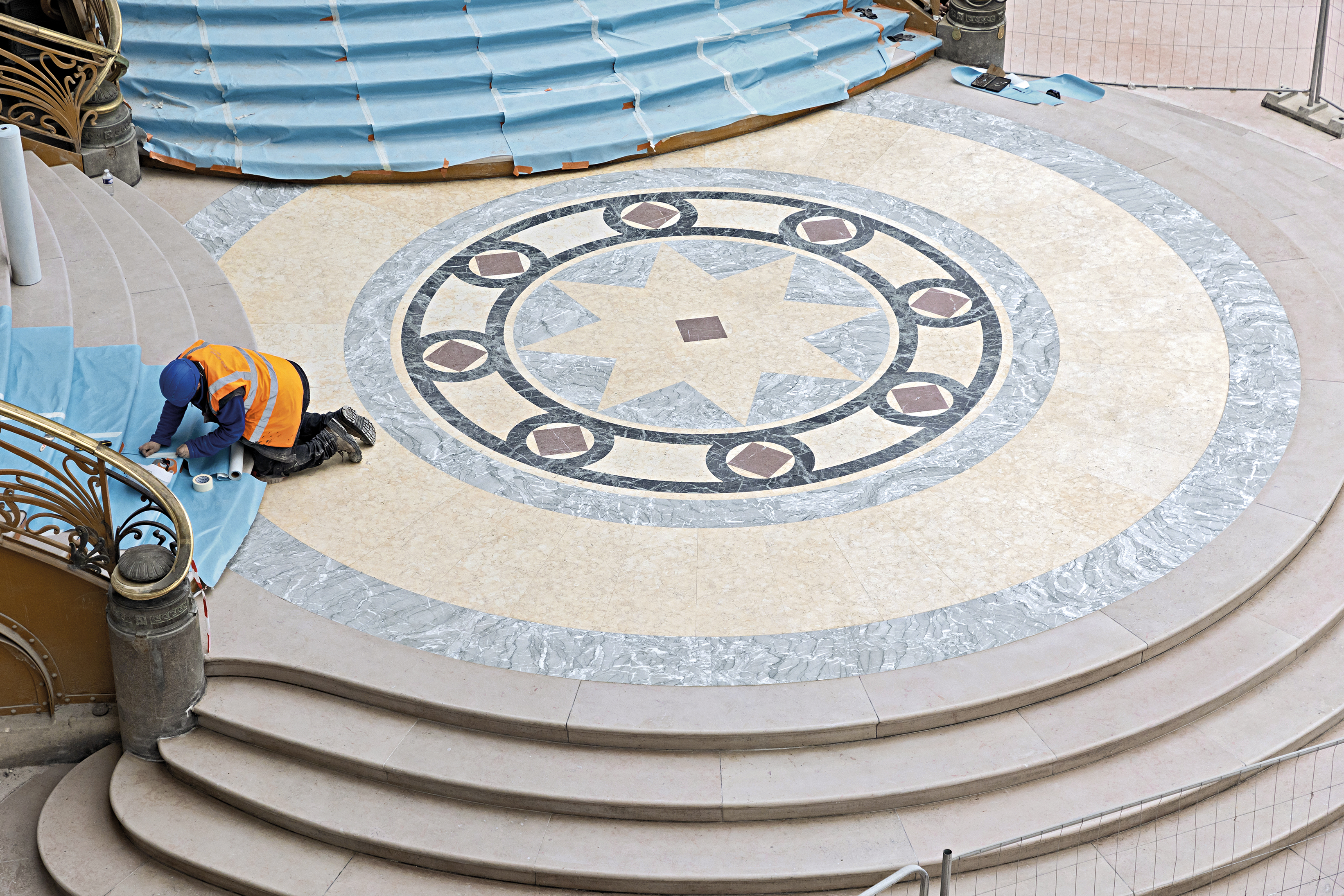 Die Steinzeugmosaikböden im Grand Palais wurden freigelegt und wo nötig restauriert. Das runde Motiv bildet den Auftakt zur Treppenanlage in der großen Halle.