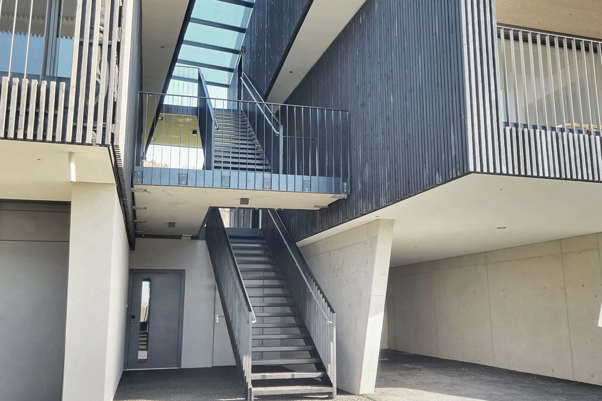 Der Entfall der Flankendämmung durch die Verwendung von Schöck Sconnex eröffnet die Ausführung des Sockelgeschosses in attraktiver Sichtbetonoptik.