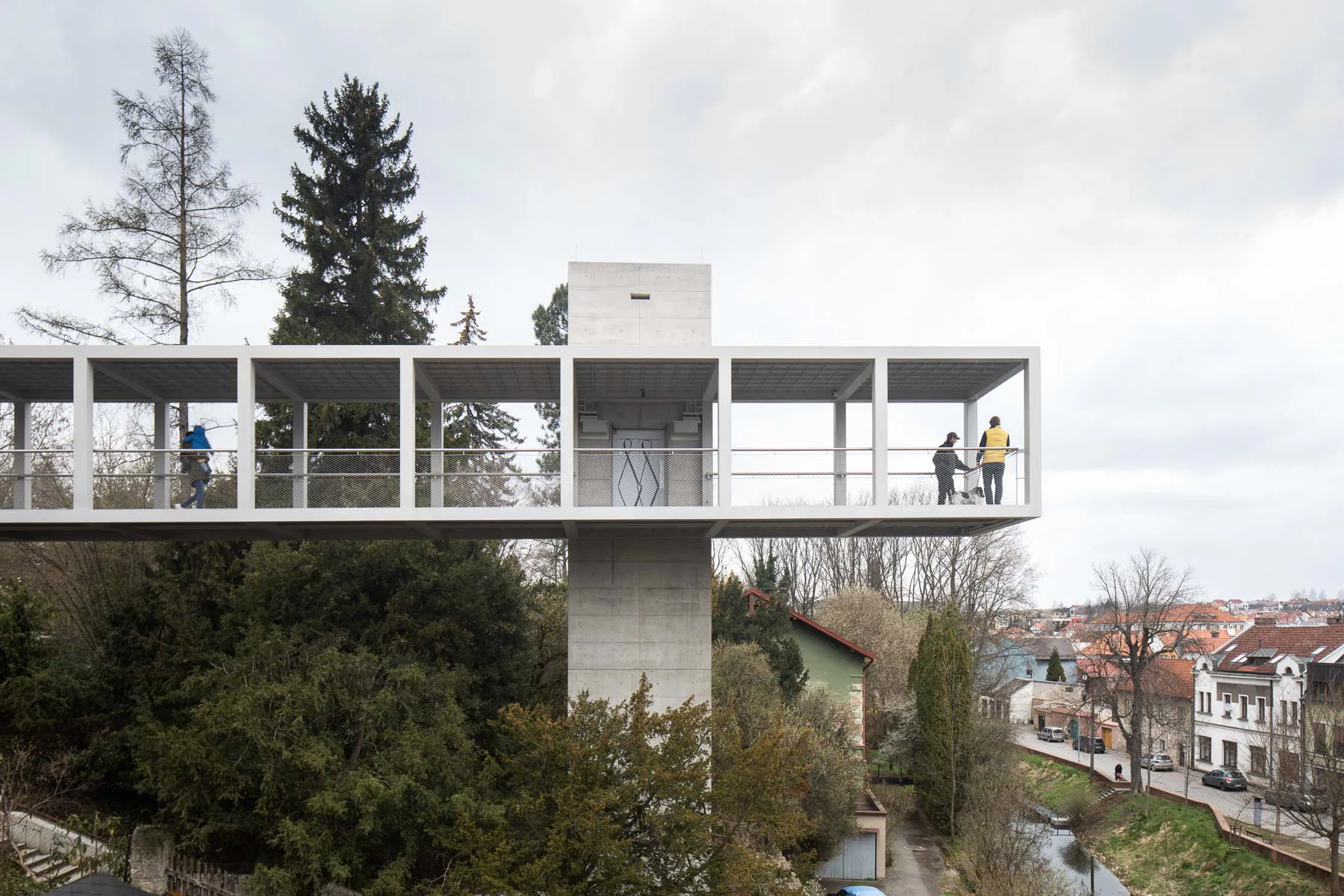 Ehl & Koumar Architekten konzipierten die Fußgängerbrücke in Litomyšl als überdachten Steg.
