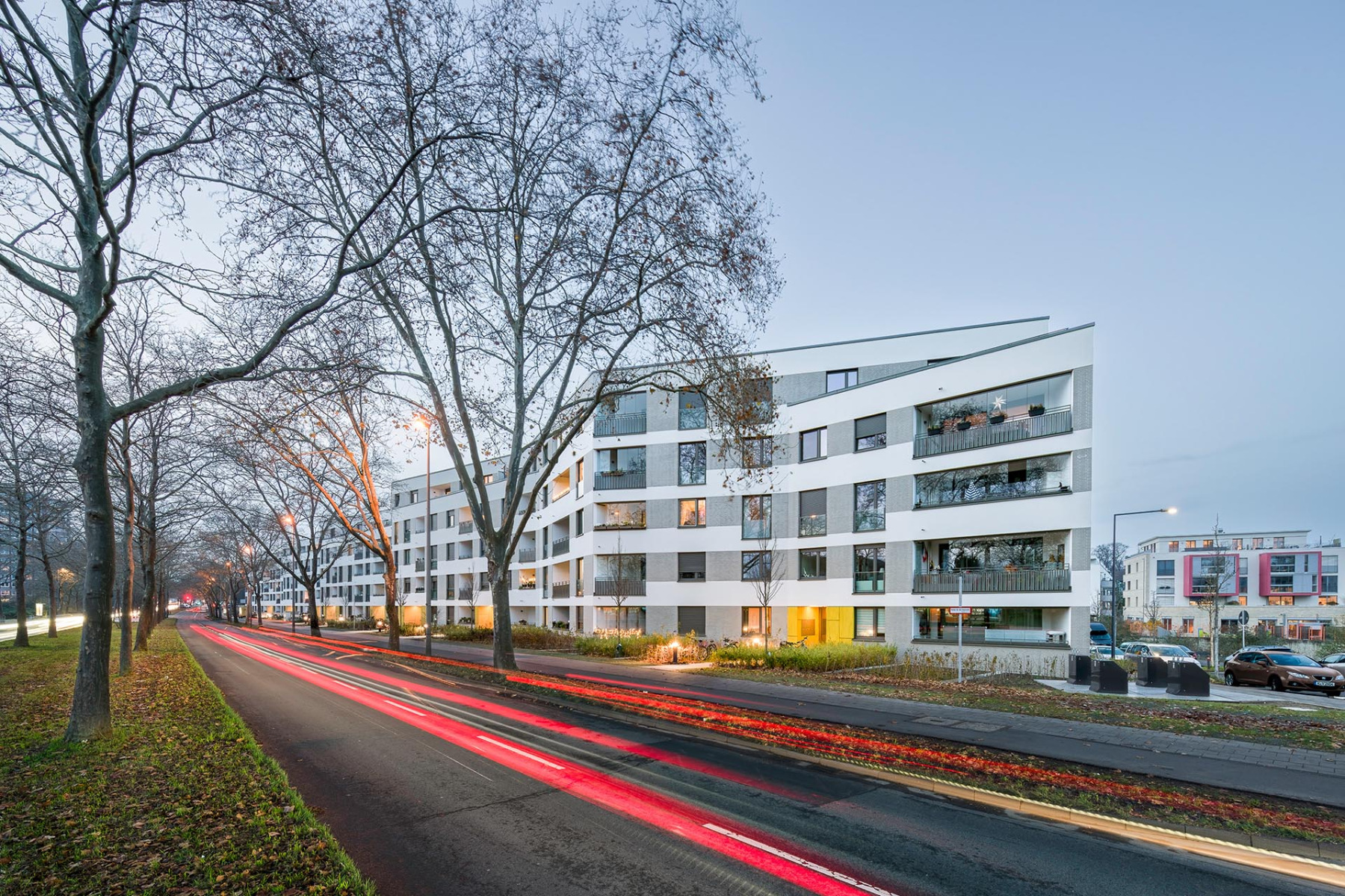 Schmales Grundstück, hohes Verkehrsaufkommen auf der Südseite: Ein ausgefeiltes Lärmschutzkonzept schafft hochwertigen Wohnraum in Köln-Zollstock.