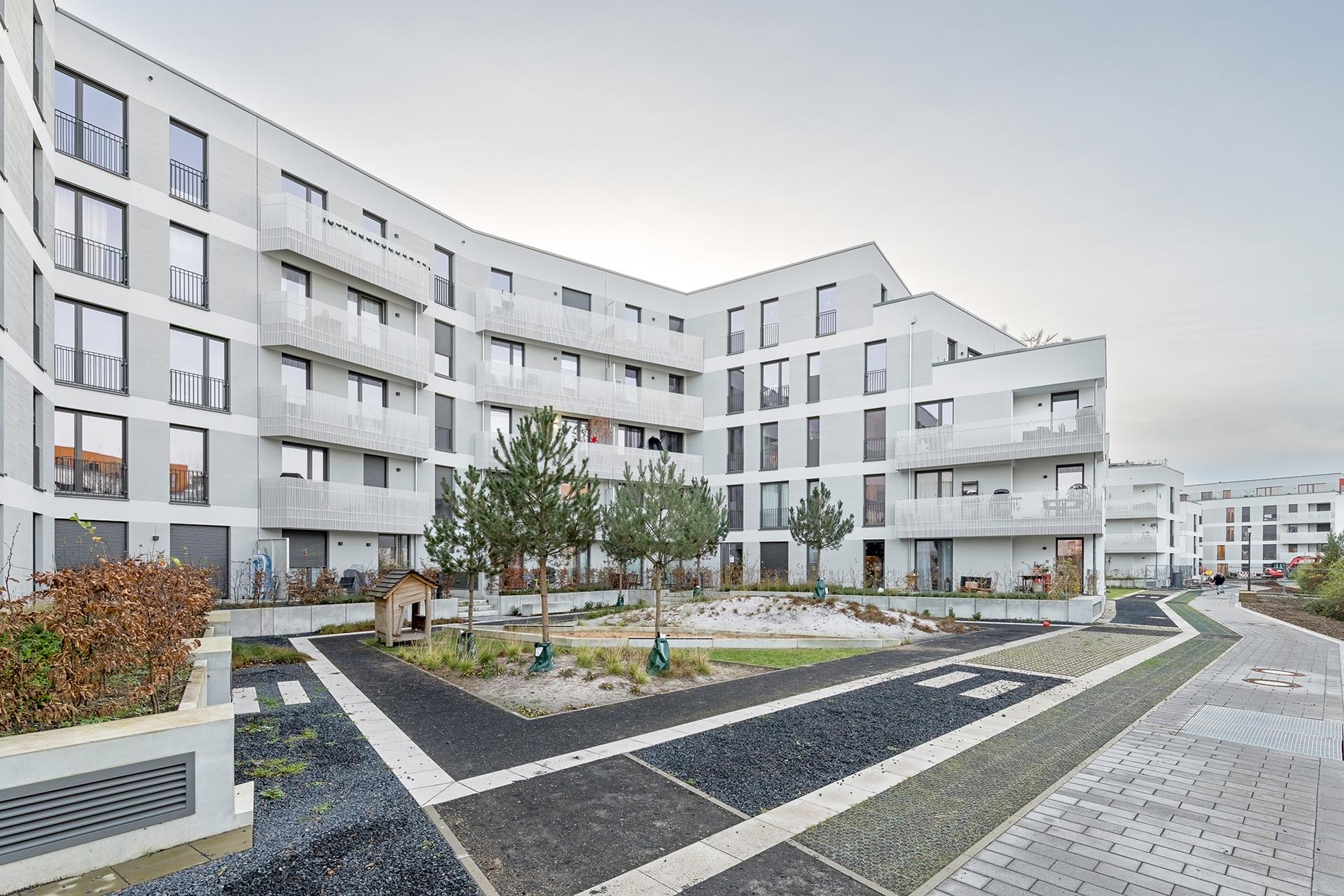Für alle Wohnungen entwickelten die Architekten durchgesteckte Grundrisse, die sich sowohl zur sonnigen, aber lauten Südseite, als auch zu den ruhigen Innenhöfen im Norden orientieren.