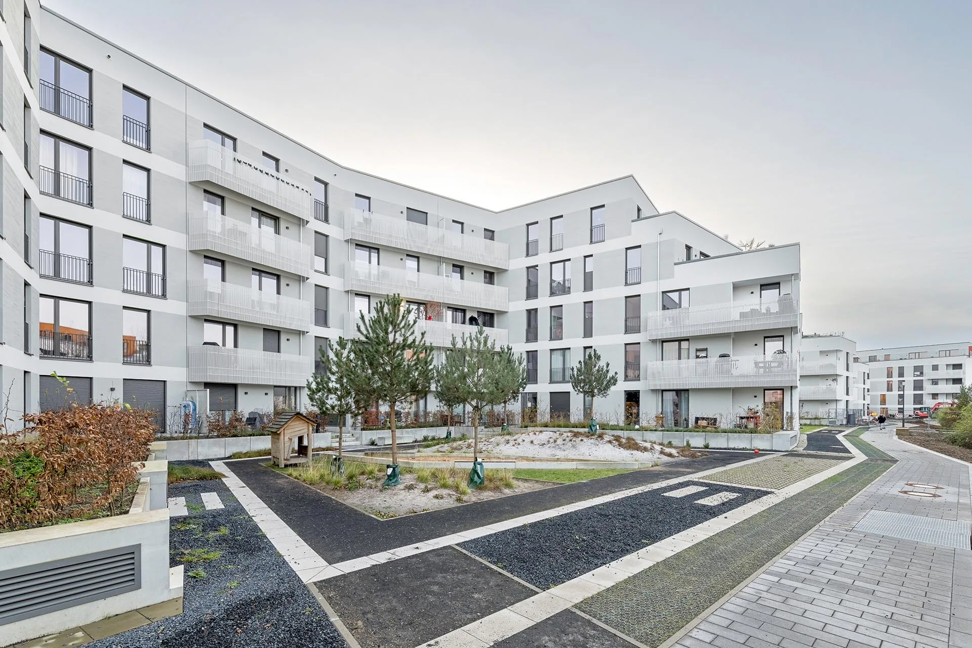 Für alle Wohnungen entwickelten die Architekten durchgesteckte Grundrisse, die sich sowohl zur sonnigen, aber lauten Südseite, als auch zu den ruhigen Innenhöfen im Norden orientieren.