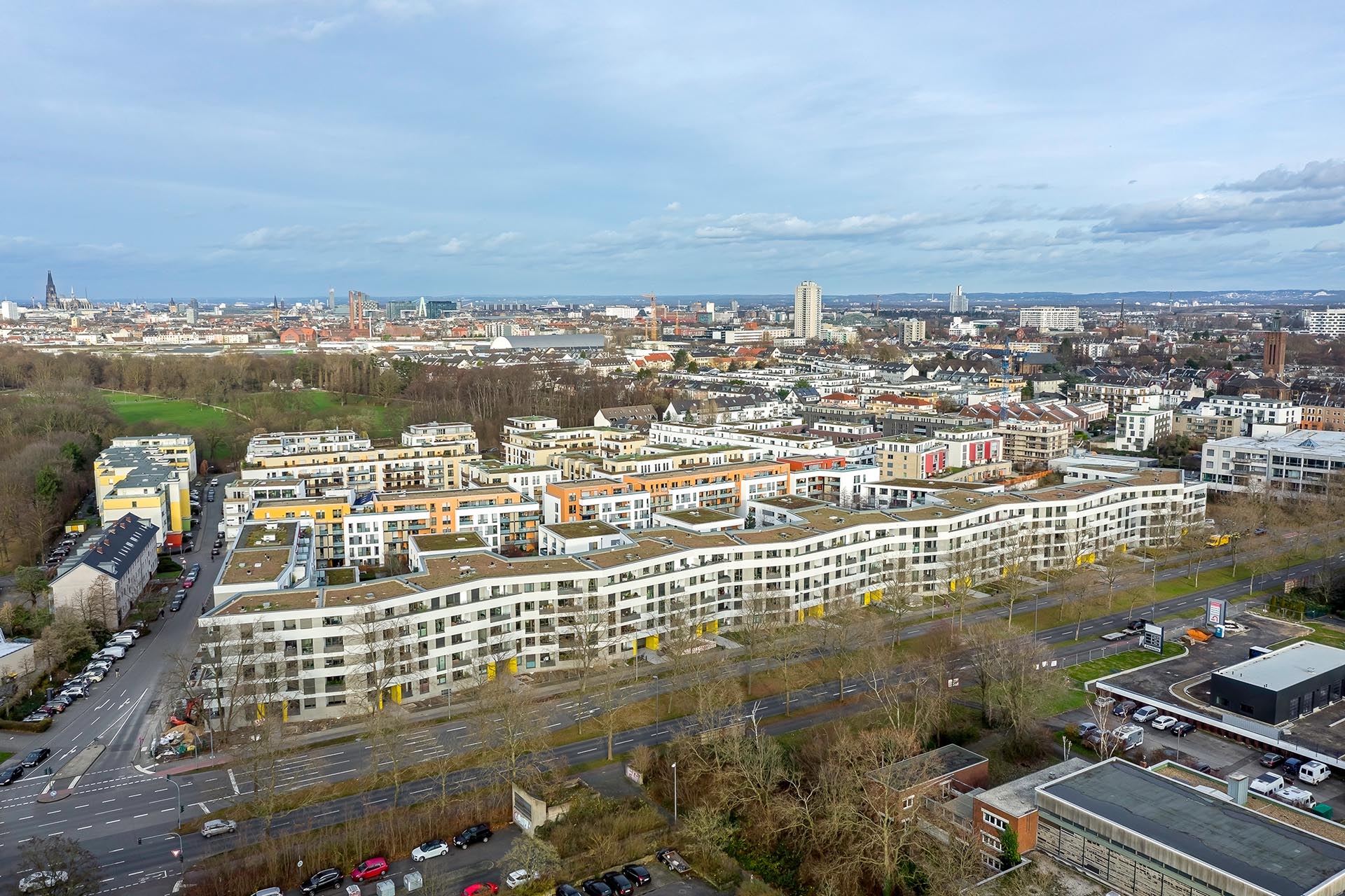 Durch rhythmisierte Fassadenfaltungen und Akzentuierungen wurde die bestehende Struktur der benachbarten Genossenschaftsbauten aufgegriffen und neu interpretiert.