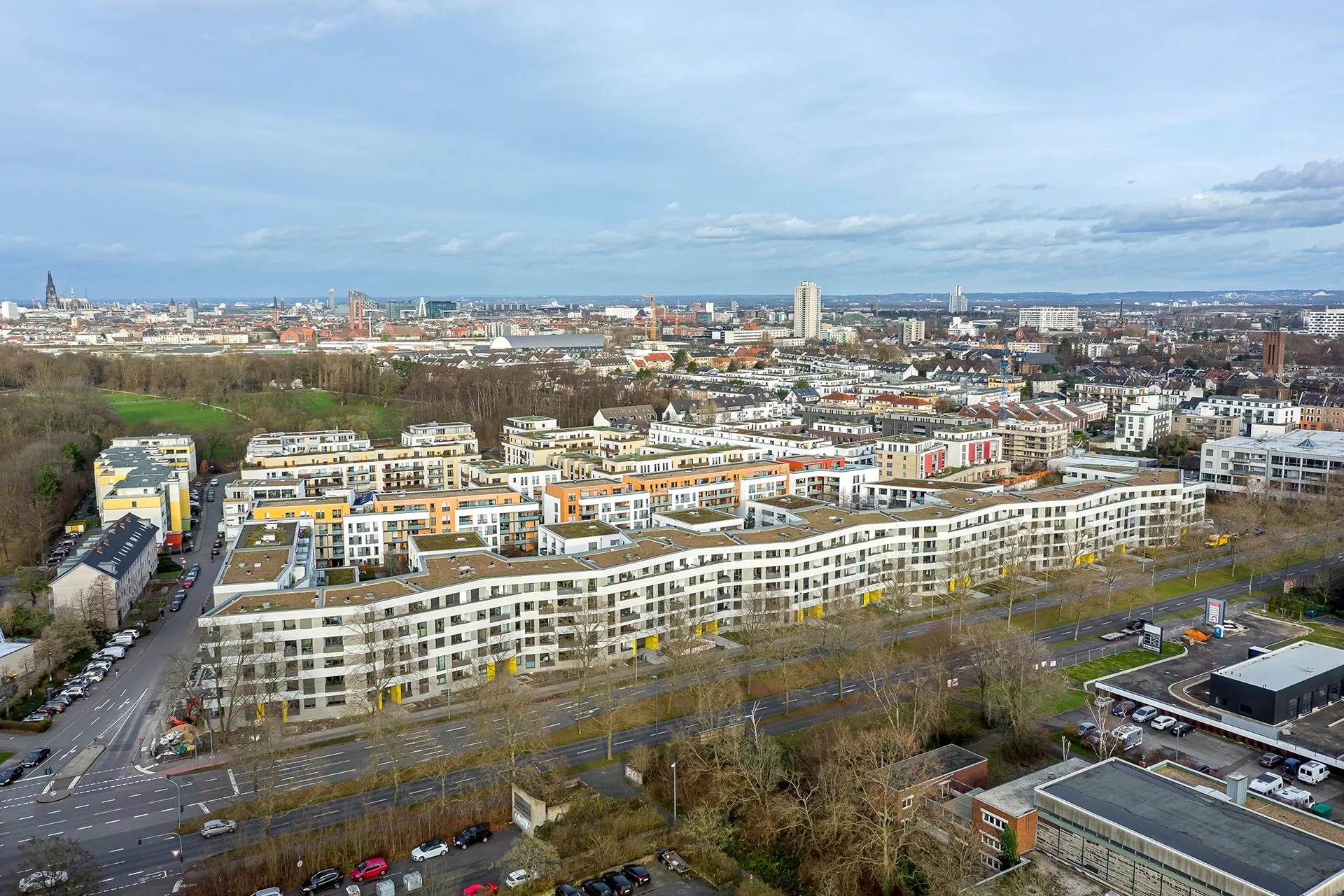 Durch rhythmisierte Fassadenfaltungen und Akzentuierungen wurde die bestehende Struktur der benachbarten Genossenschaftsbauten aufgegriffen und neu interpretiert.
