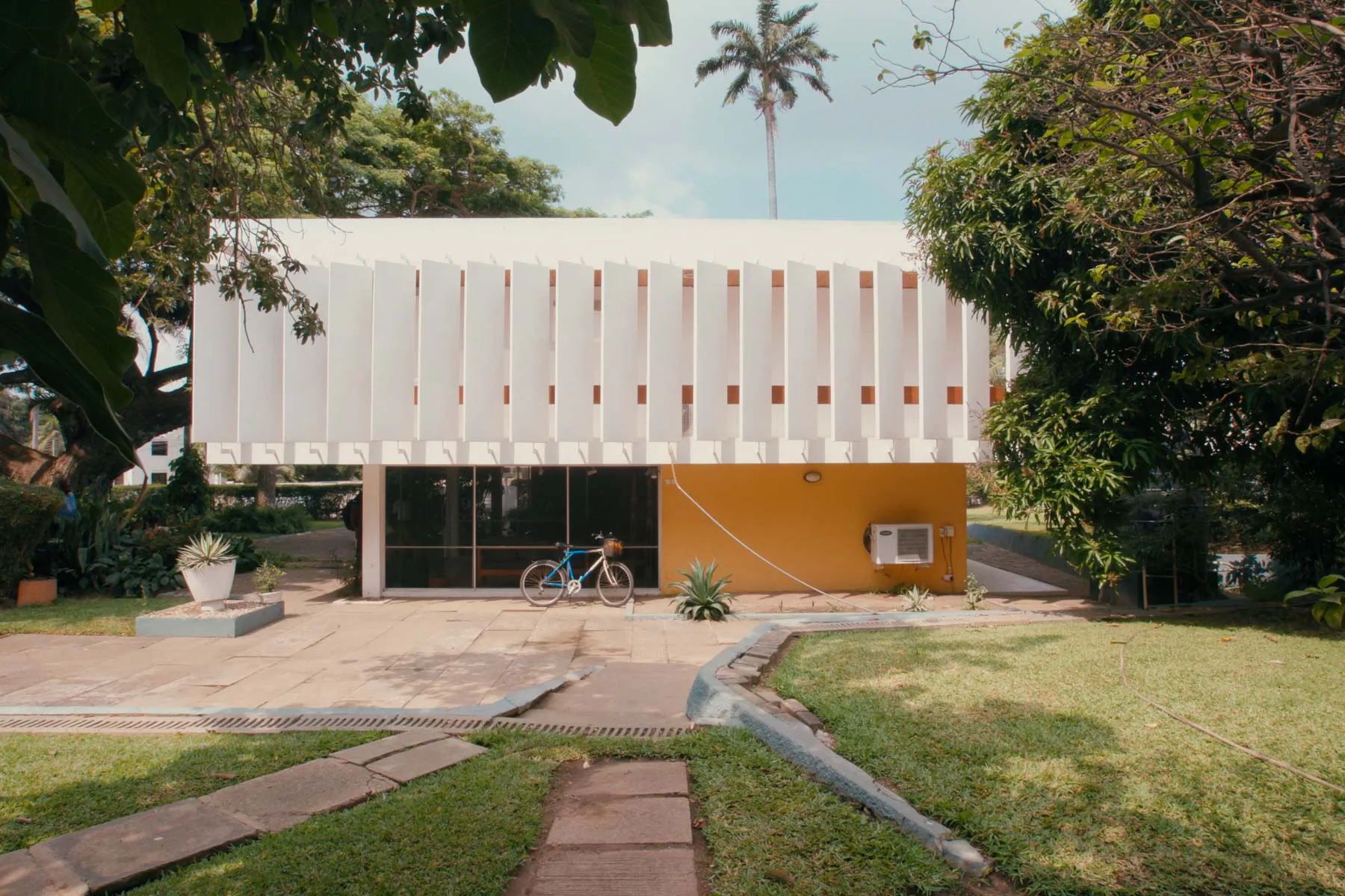 Passive Kühlung durch vertikale Lamellen am Scott House in Accra von Kenneth Scott