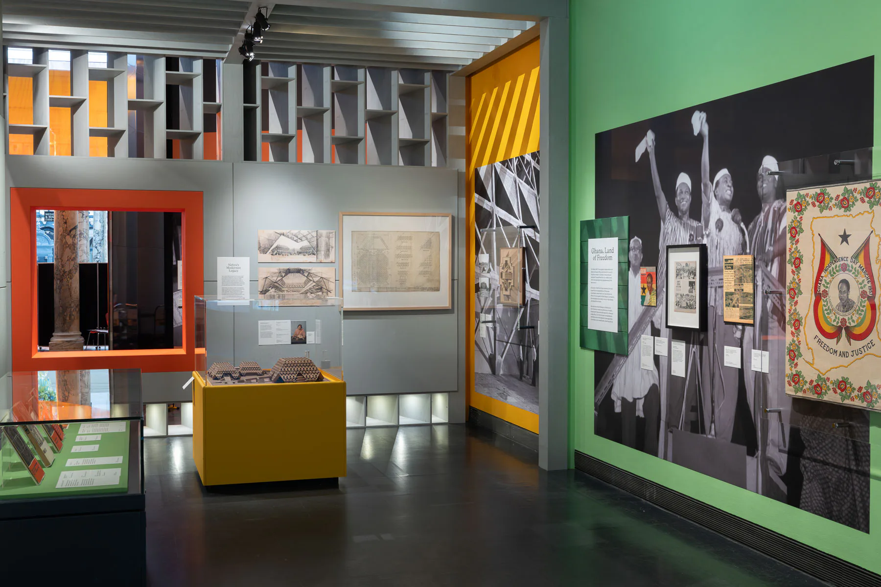 Blick in die Ausstellung Tropical Modernism: Architecture and Independence